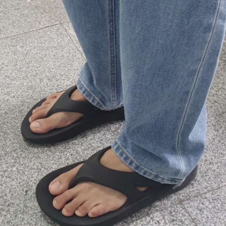Oofos OOriginal Black 착용 스타일 - 1