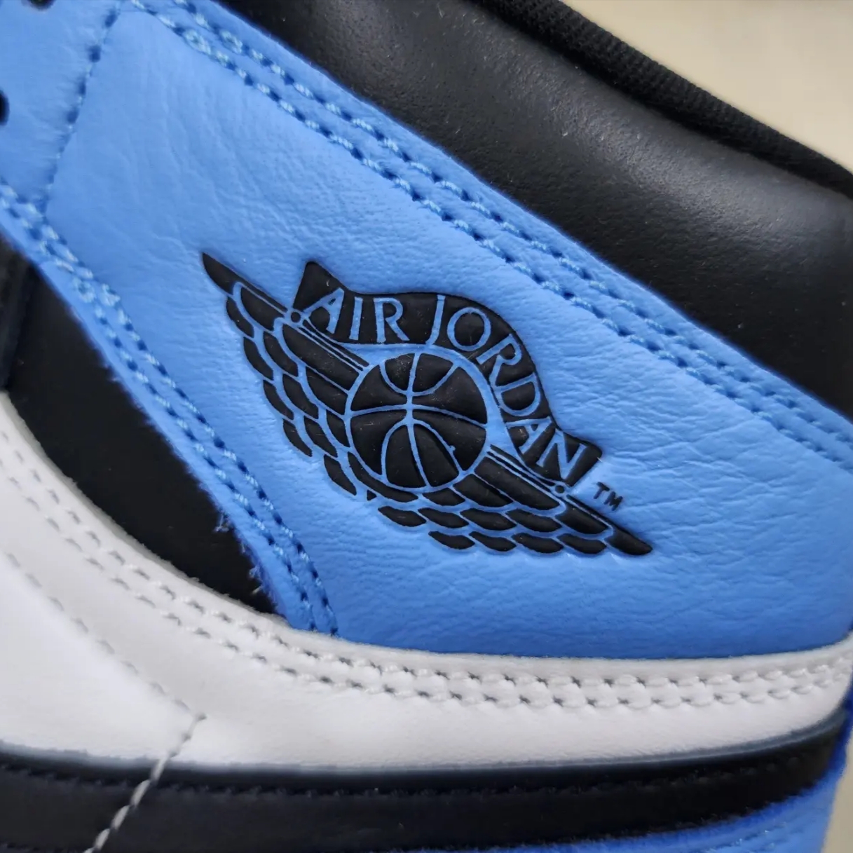 Jordan 1 Retro High OG University Blue 착용 스타일 - 3