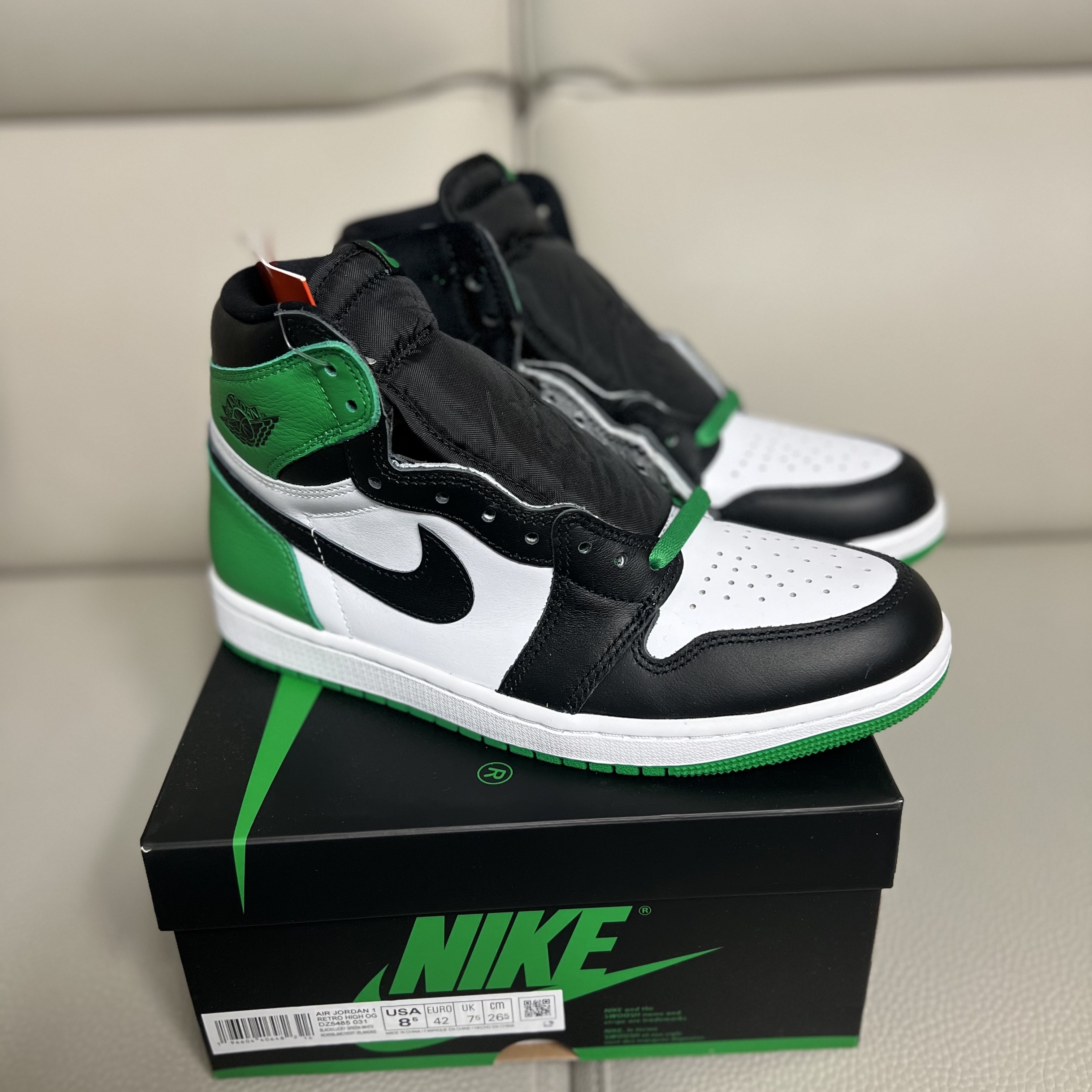 Jordan 1 Retro High OG Black and Lucky Green 착용 스타일