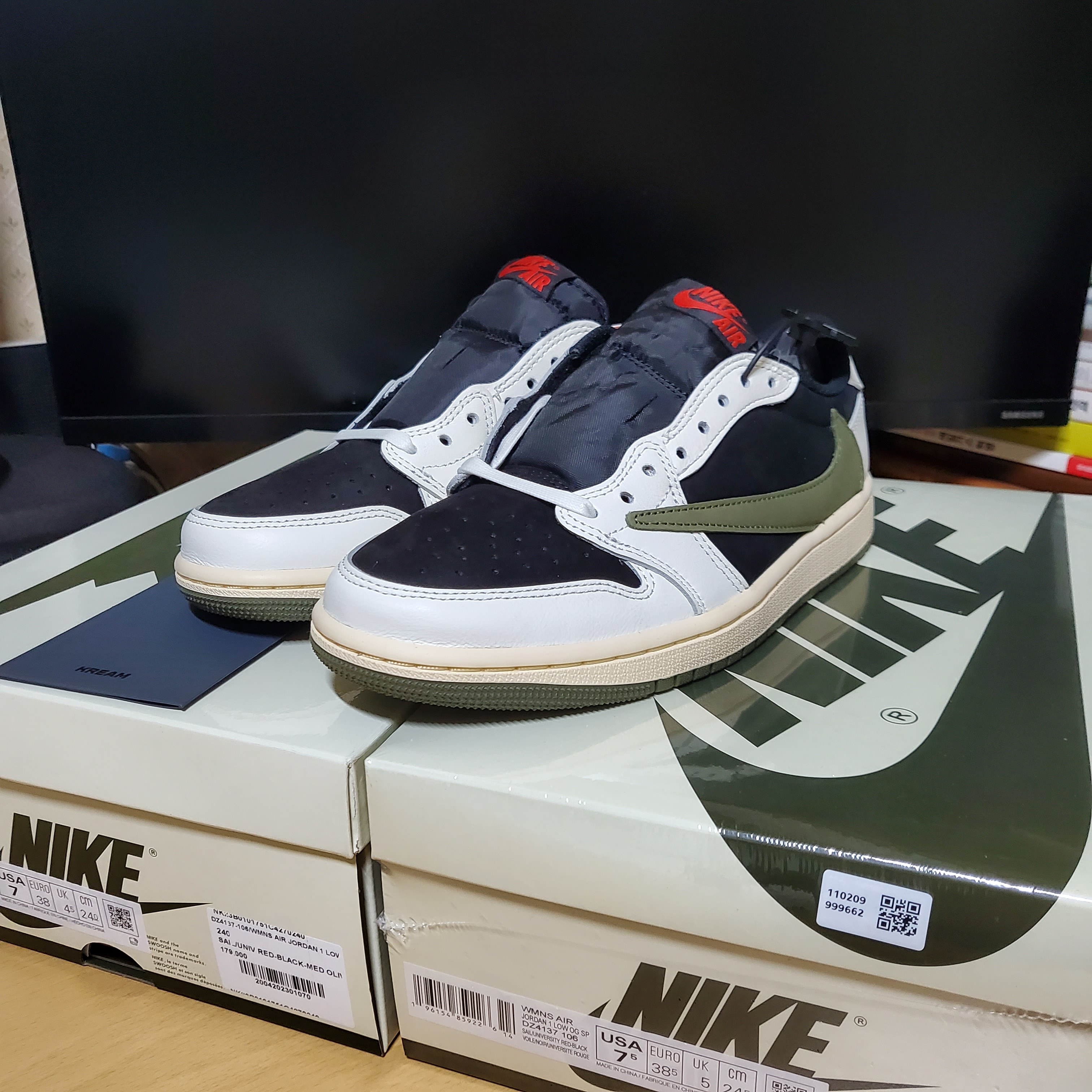 (W) Jordan 1 x Travis Scott Retro Low OG SP Medium Olive 착용 스타일 - 3