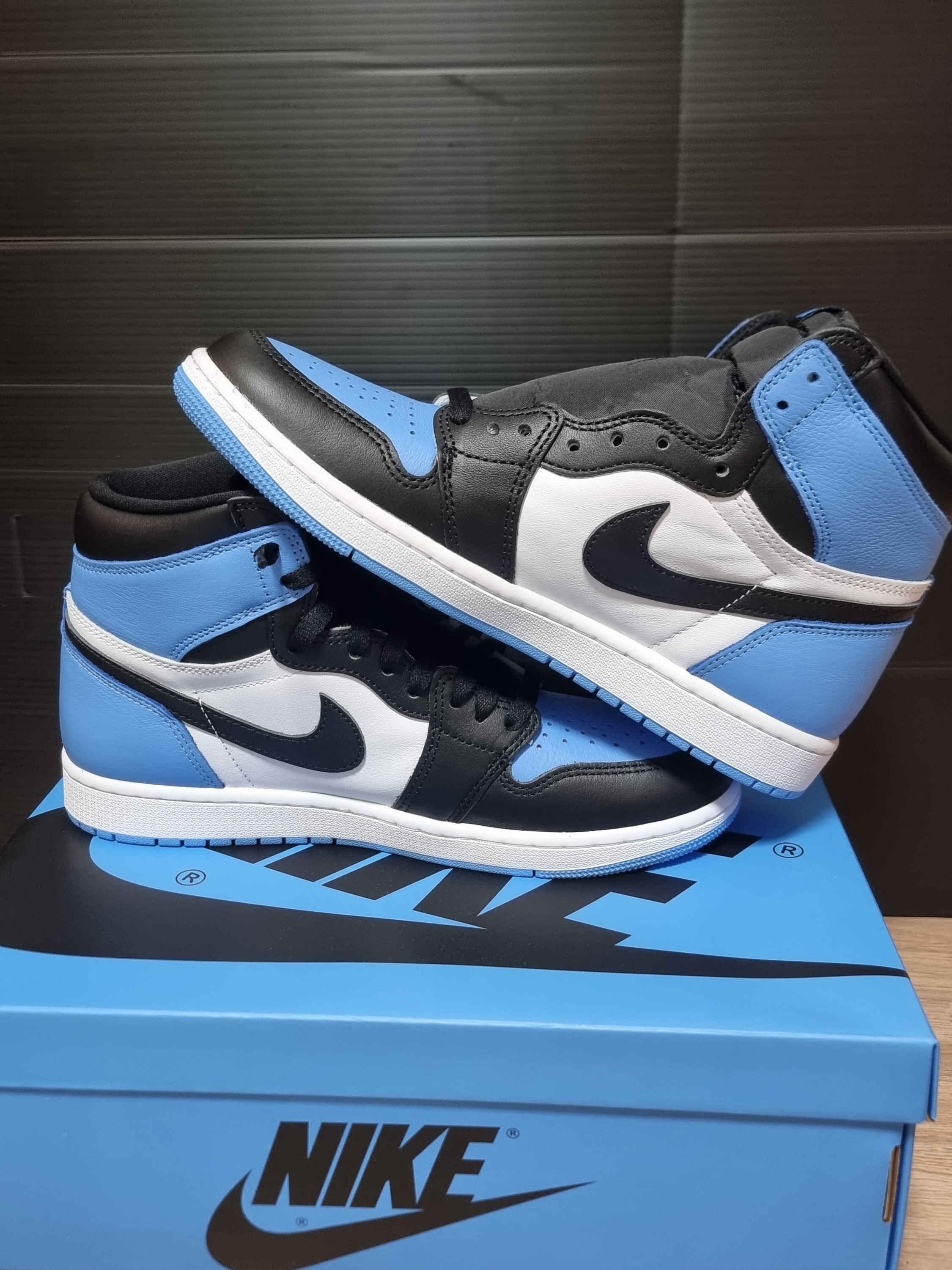 Jordan 1 Retro High OG University Blue 착용 스타일 - 3