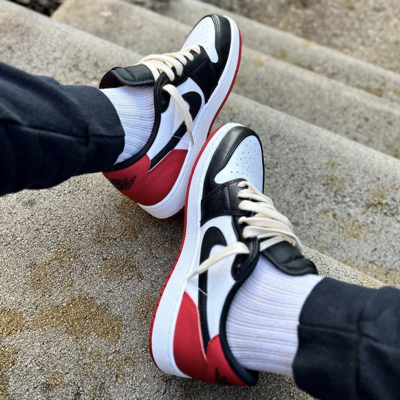 Jordan 1 Retro Low OG Black Toe 착용 스타일 - 3