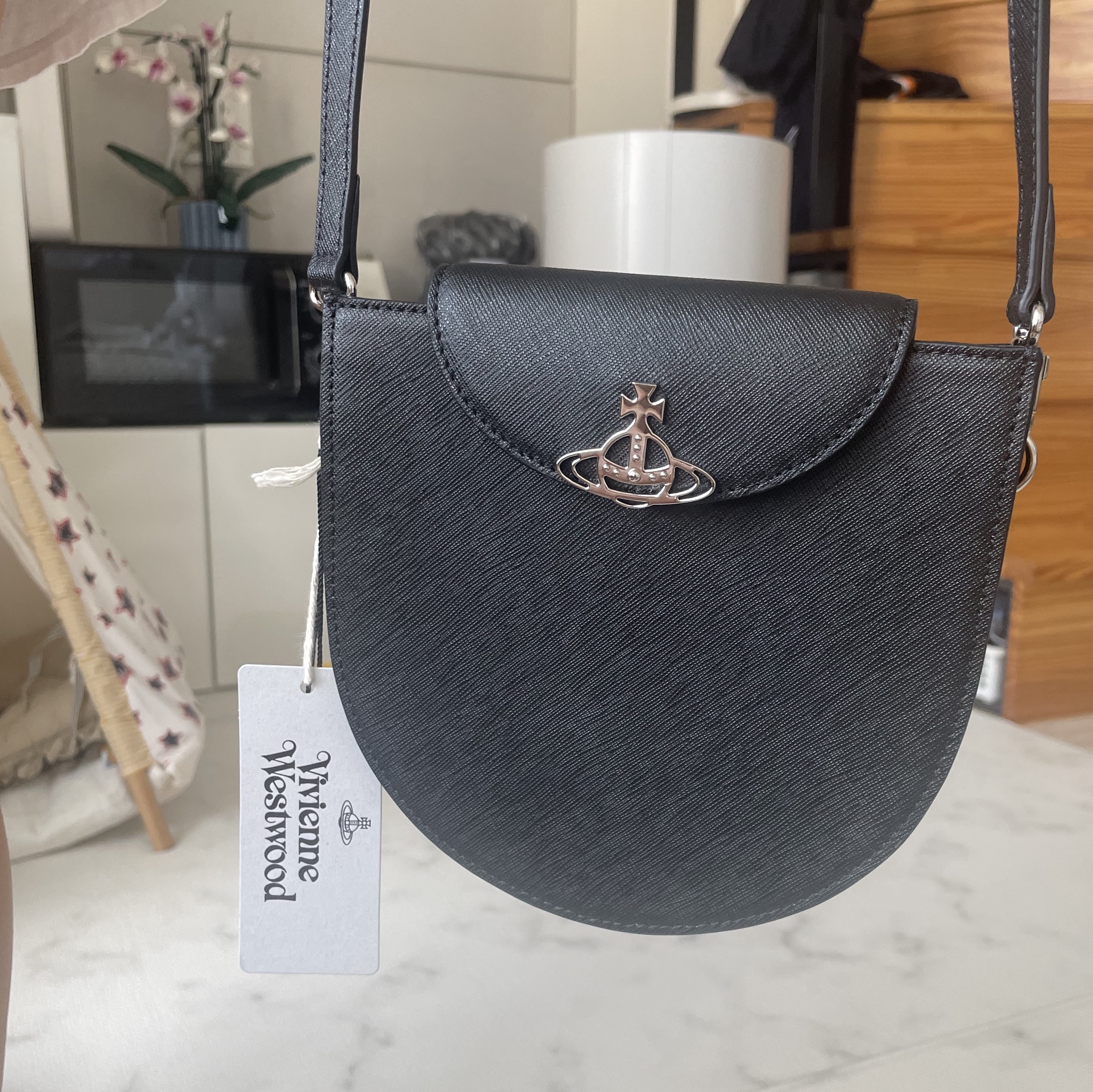 Vivienne Westwood Half Moon Saddle Crossbody Bag Black 착용 스타일
