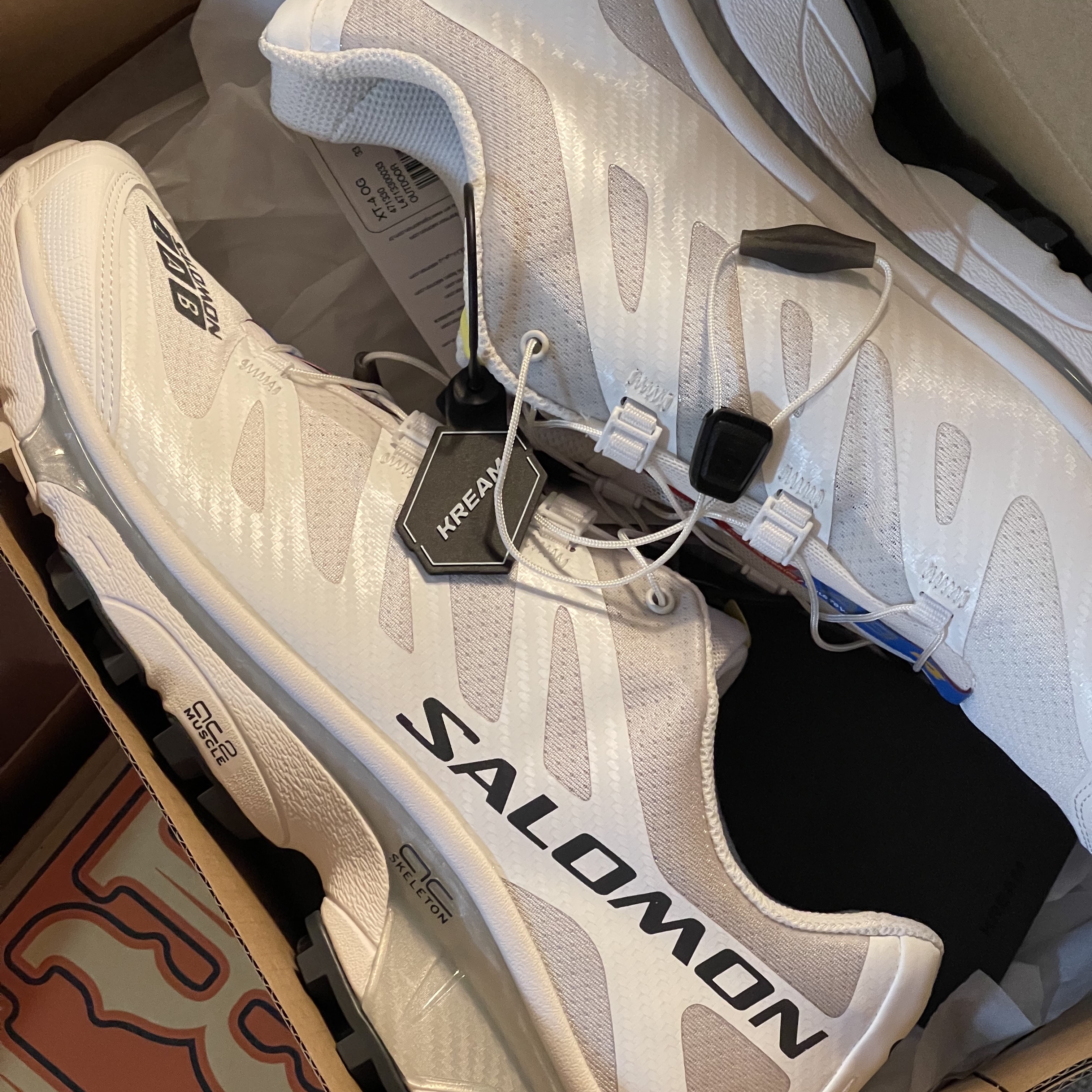 Salomon XT-4 White Lunar Rock 착용 스타일