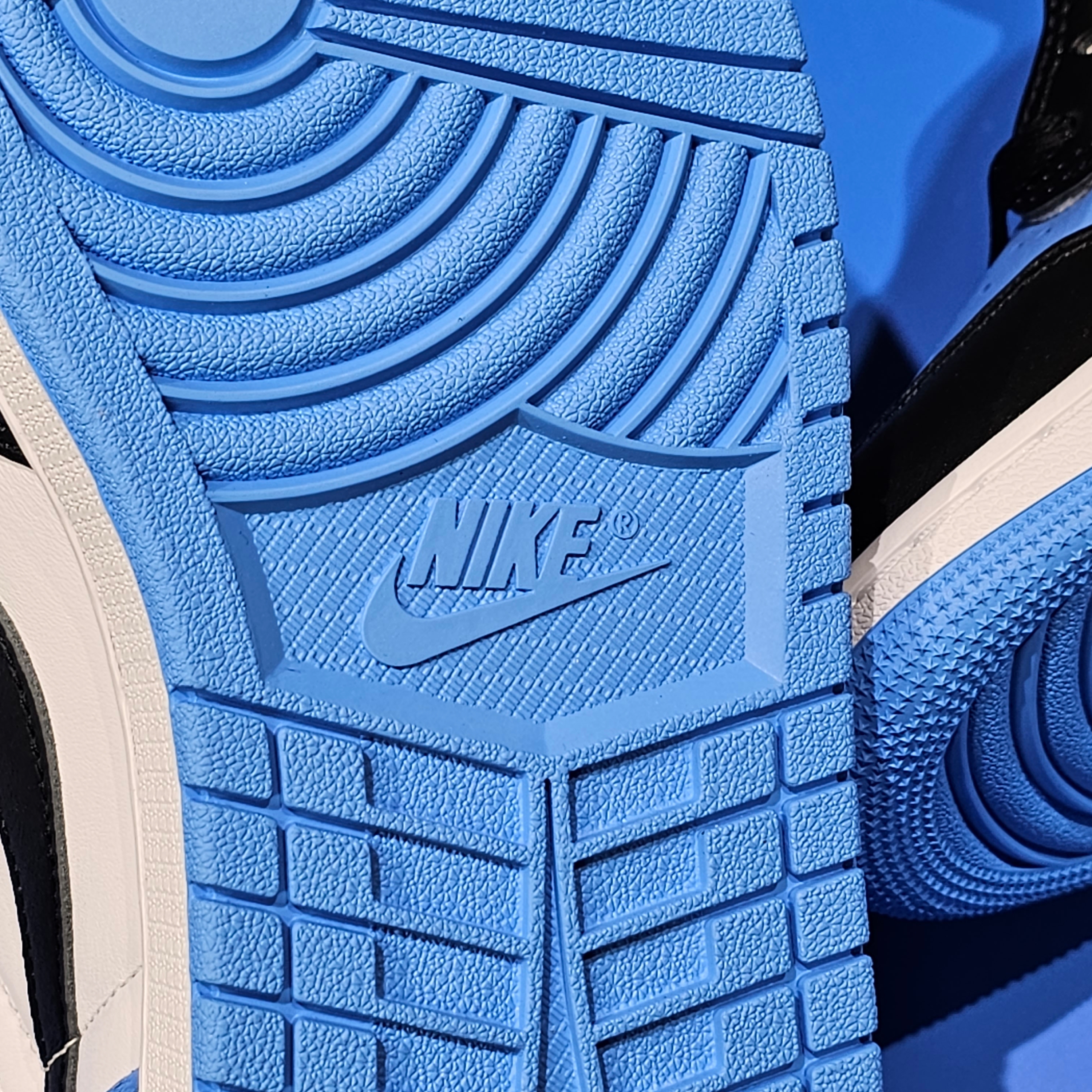 Jordan 1 Retro High OG University Blue 착용 스타일 - 5