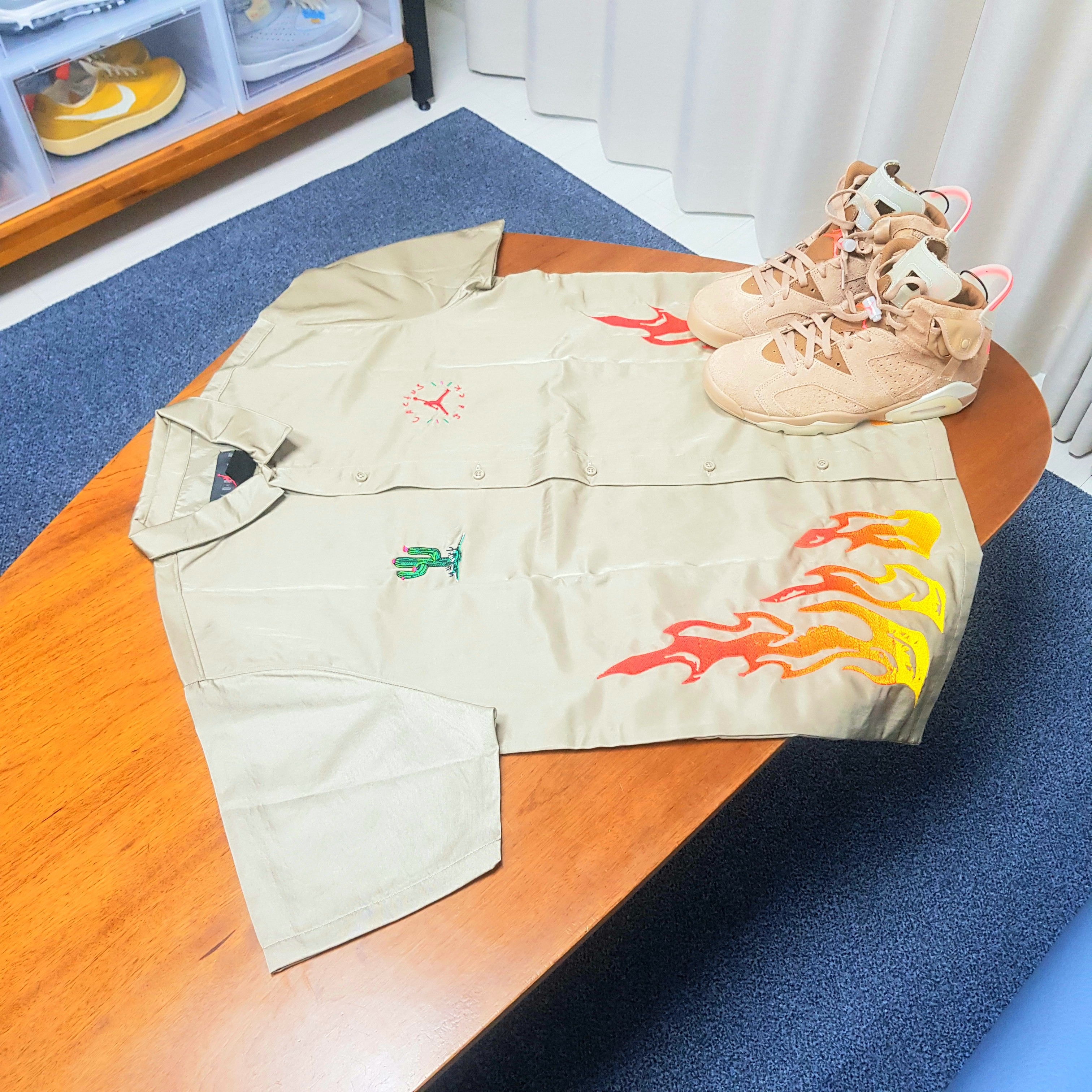 Jordan 6 x Travis Scott Retro SP British Khaki, Jordan x Travis Scott Button Down Top - US/EU 착용 스타일 - 1
