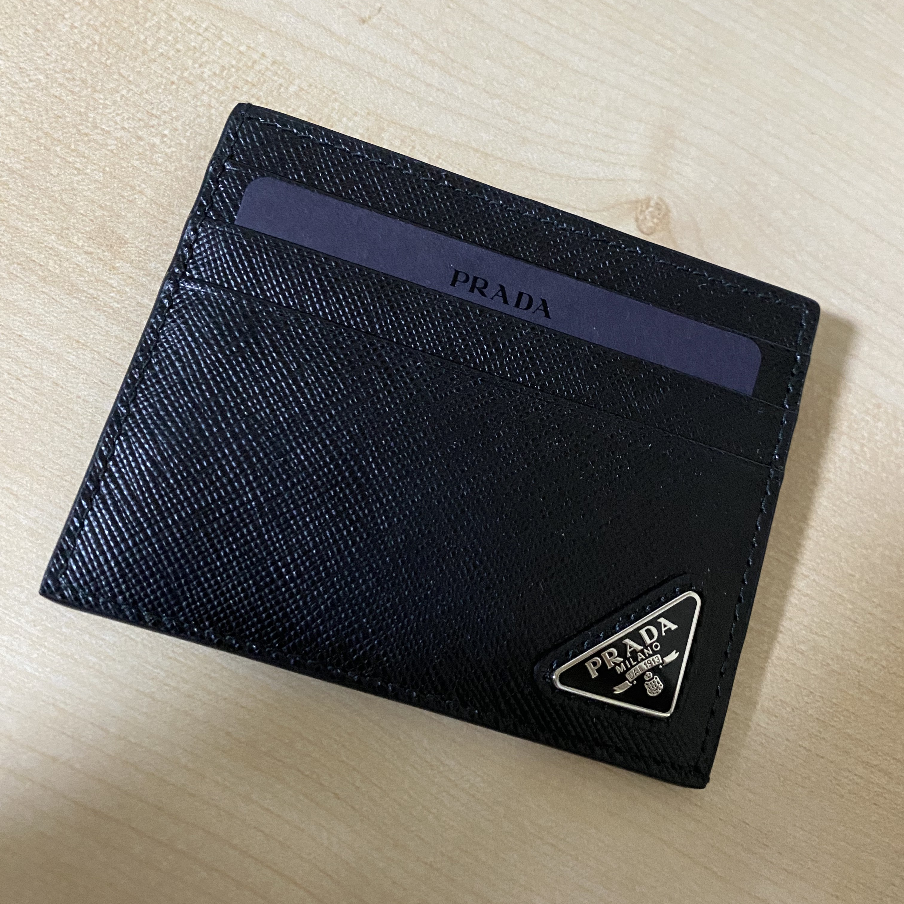 Prada Saffiano Leather Card Holder Black 착용 스타일
