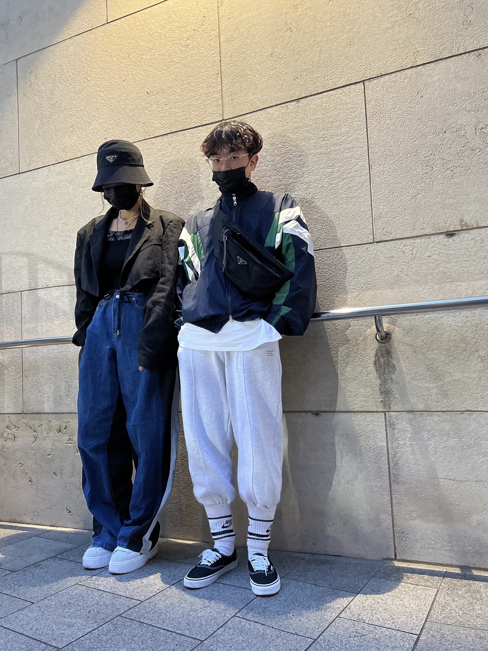 Prada Re-Nylon Bucket Hat Black, Prada Re-Nylon Belt Bag Black 착용 스타일 - 1