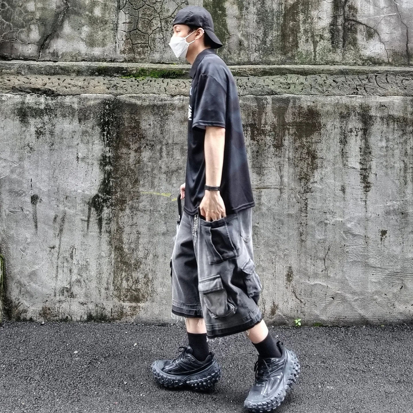 Balenciaga Defender Sneakers Black, Nos Couleurs Old Washed Cargo Denim Shorts Dark Grey 착용 스타일 - 2