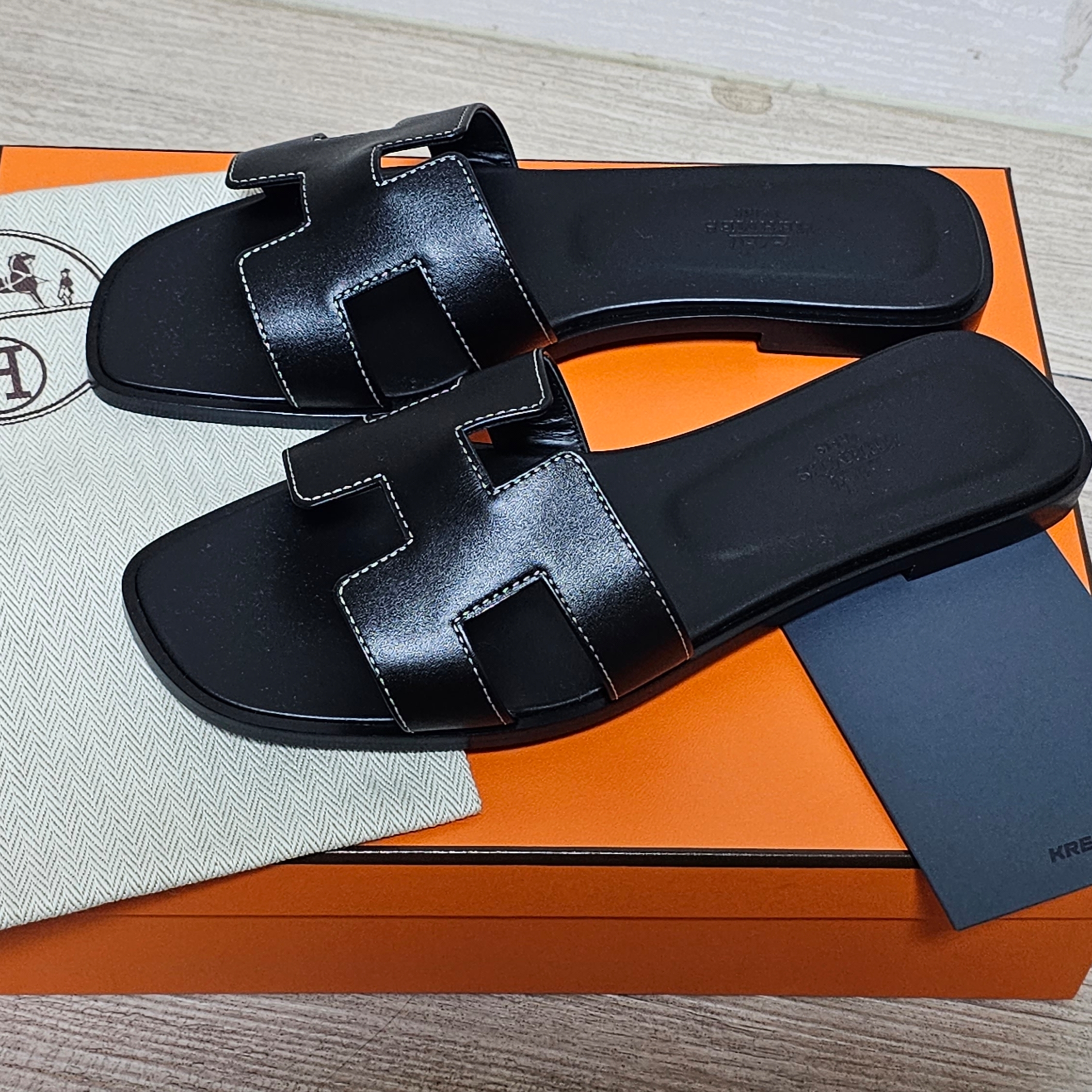 (W) Hermes Oran Sandal Calfskin & Noir Piqures Ecrues 착용 스타일
