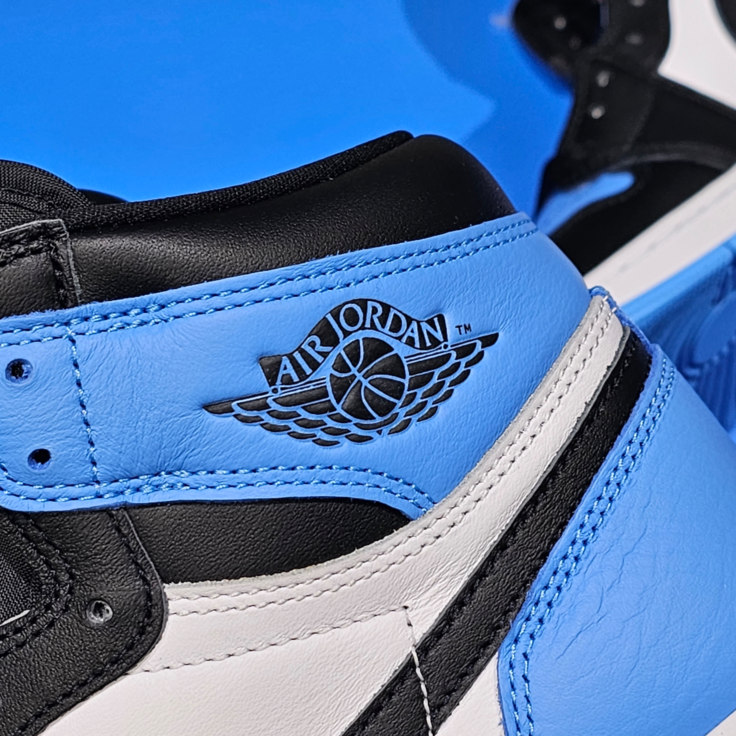 Jordan 1 Retro High OG University Blue 착용 스타일 - 3
