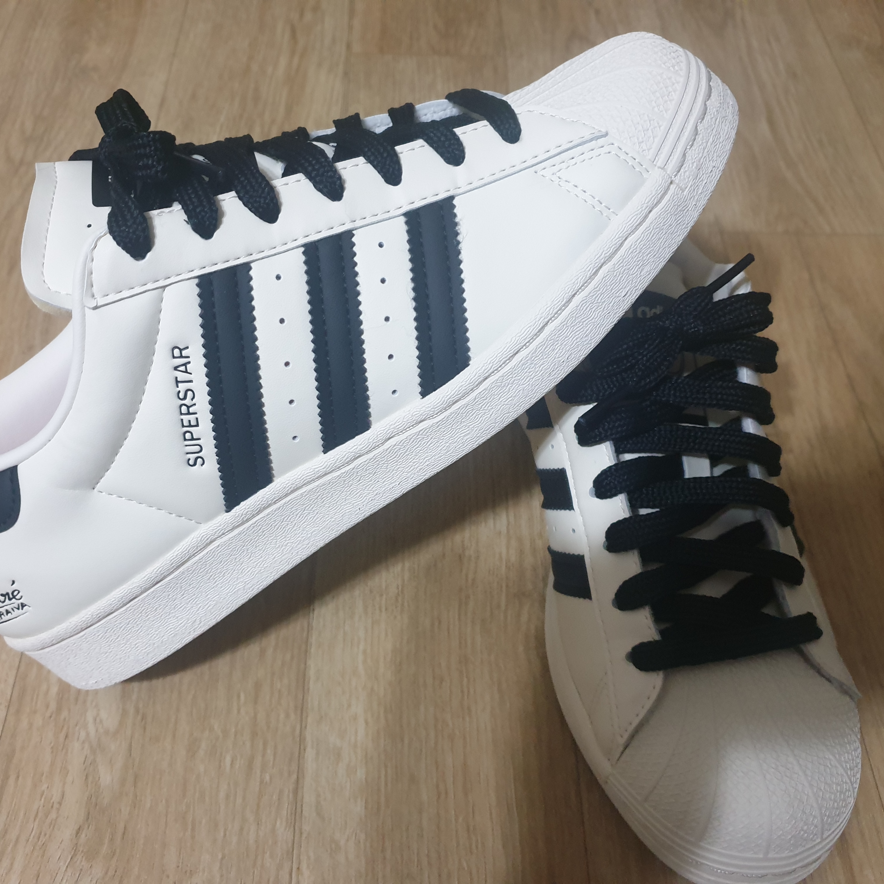 Adidas x Andre Saraiva Superstar Cream White Core Black 착용 스타일 - 3