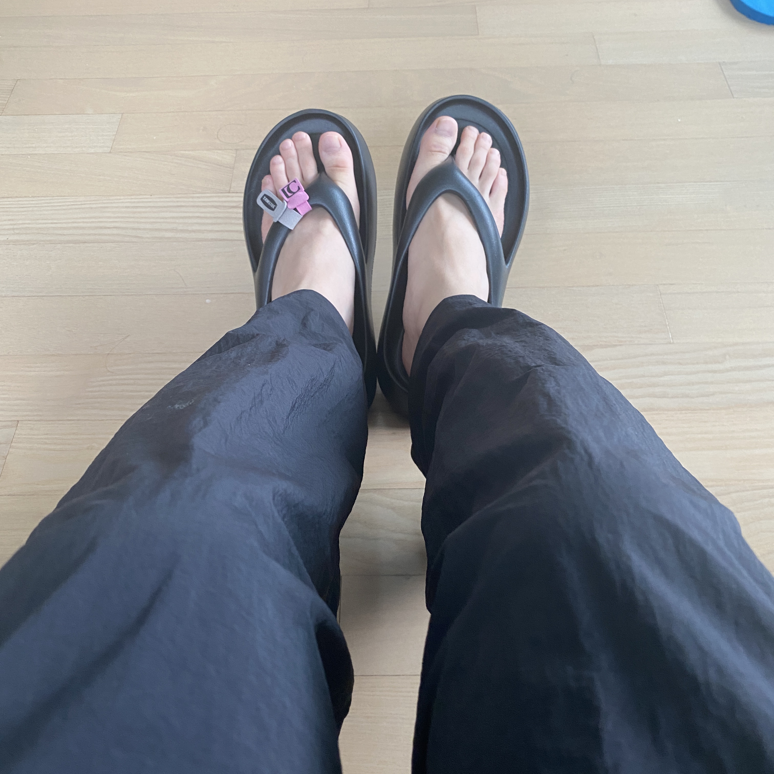 Taw&Toe x Low Classic Platform Flip Flop Black 착용 스타일 - 2