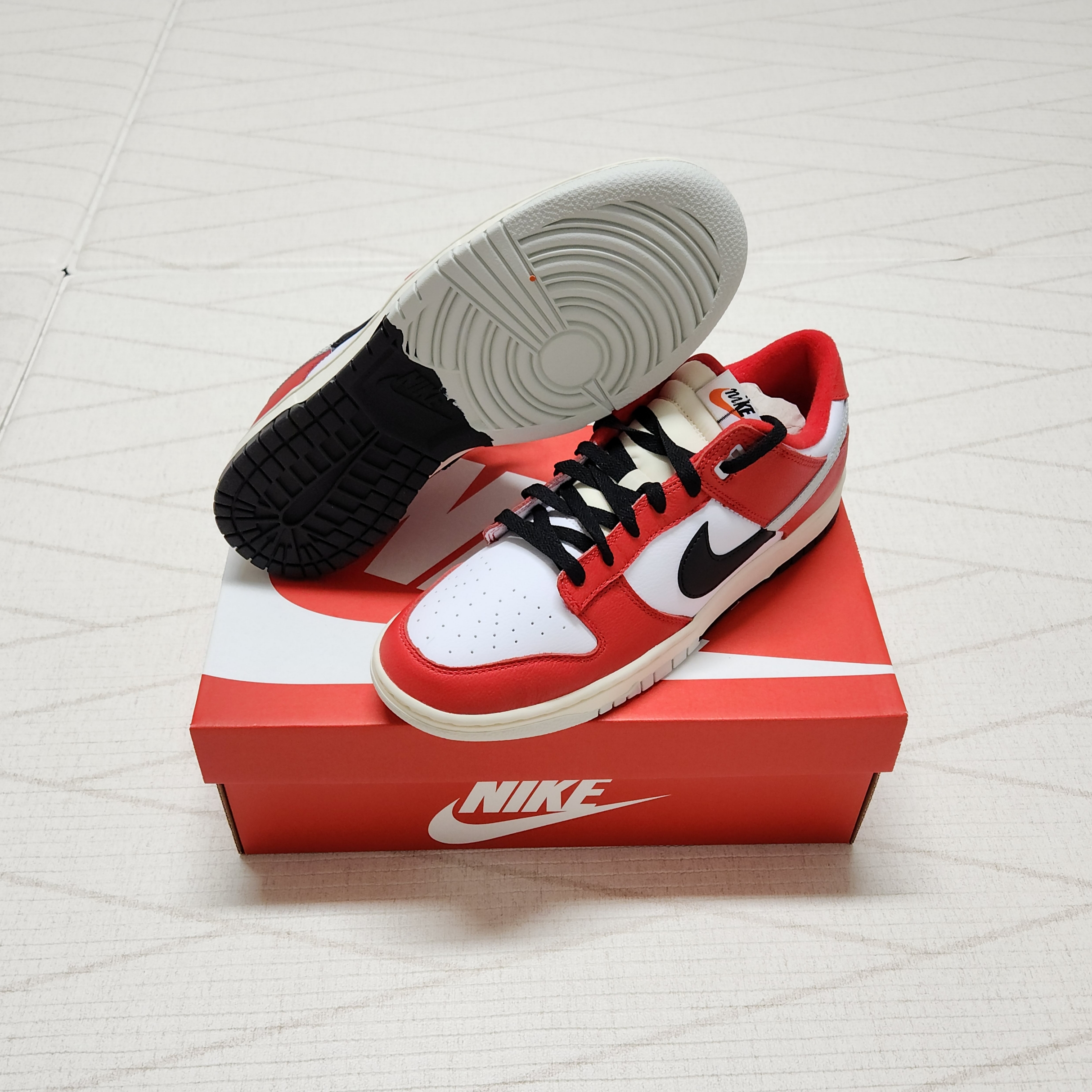 Nike Dunk Low Retro PRM University Red Black 착용 스타일 - 2