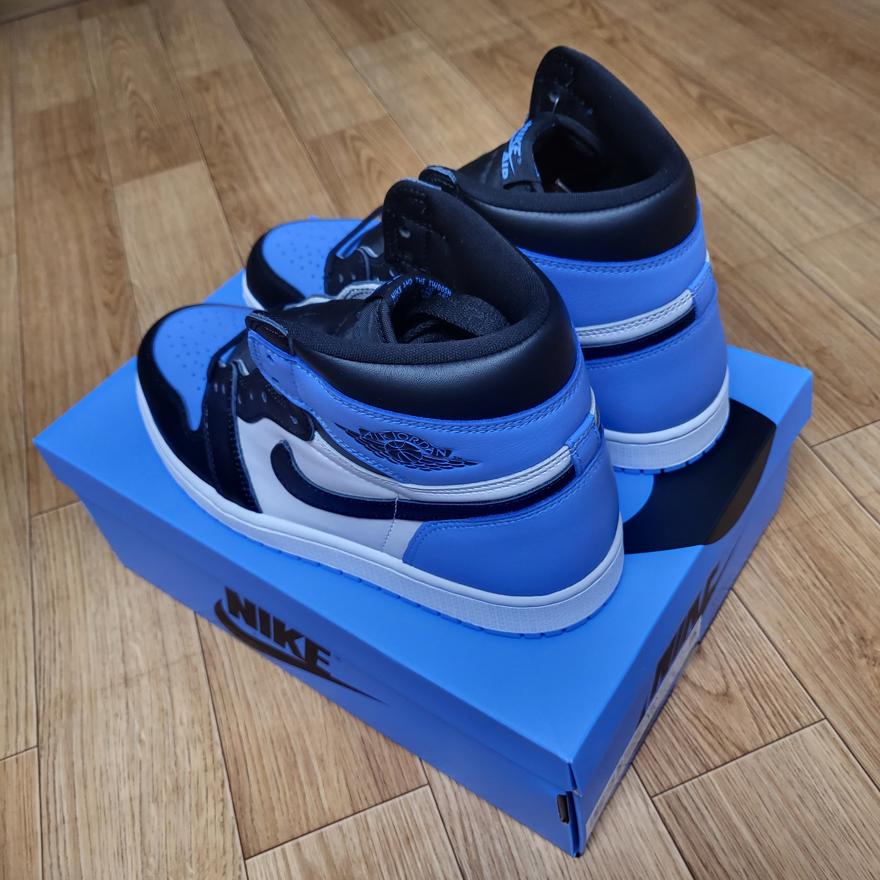 Jordan 1 Retro High OG University Blue 착용 스타일 - 3