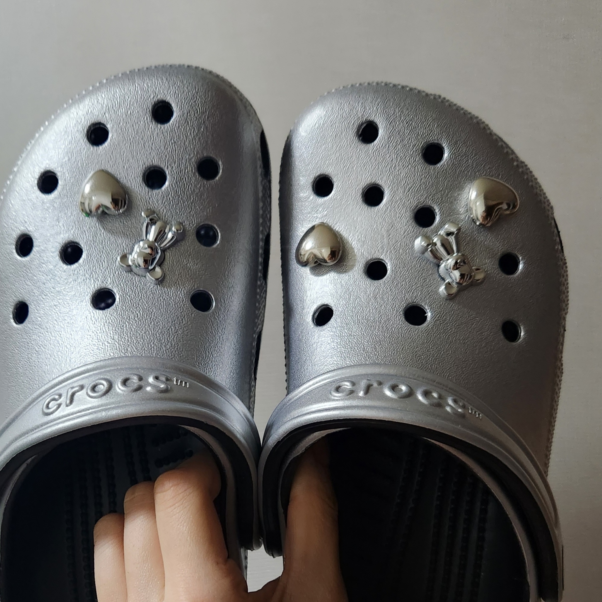 Crocs Classic Metallic Clog Silver 착용 스타일