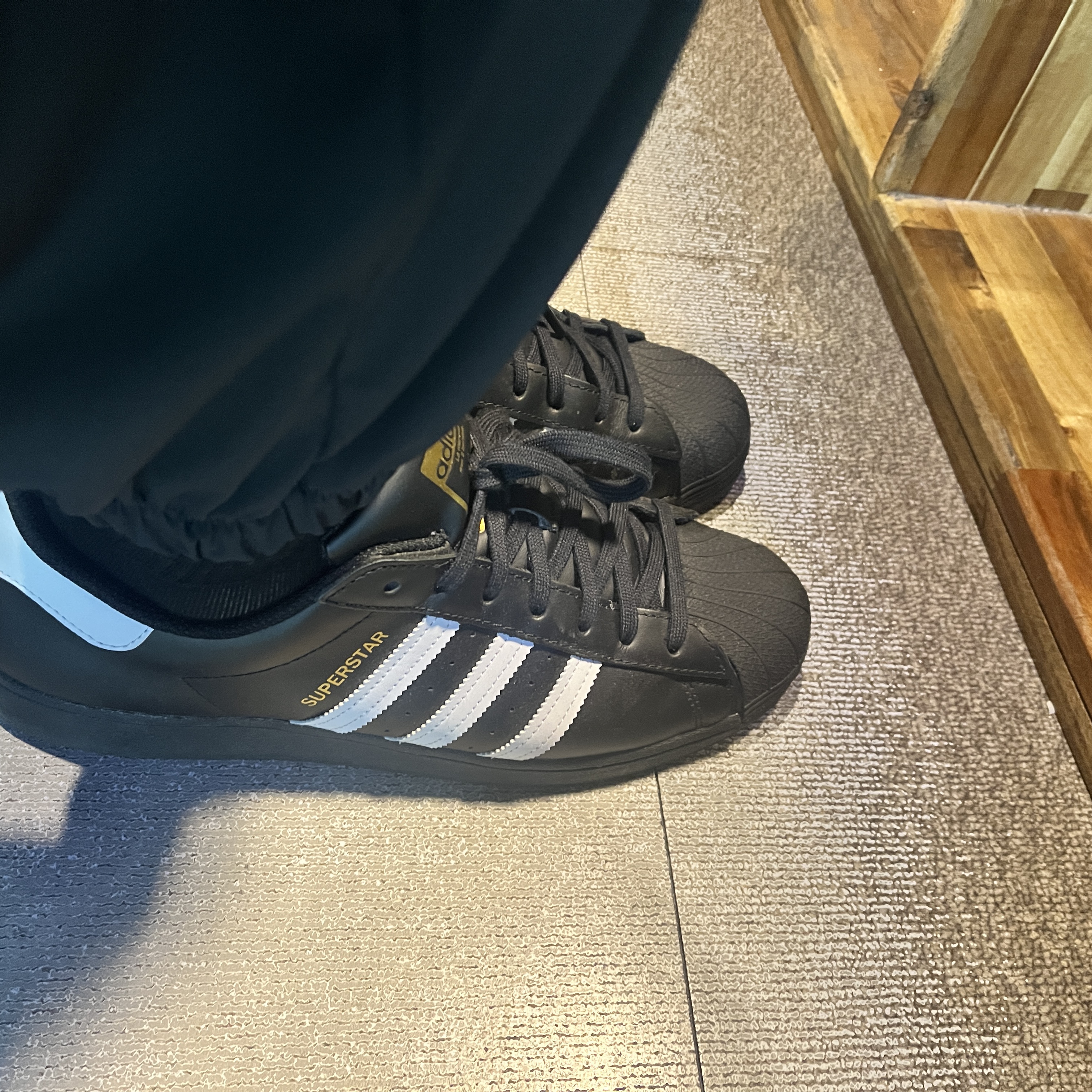 Adidas Superstar Core Black White 착용 스타일 - 1