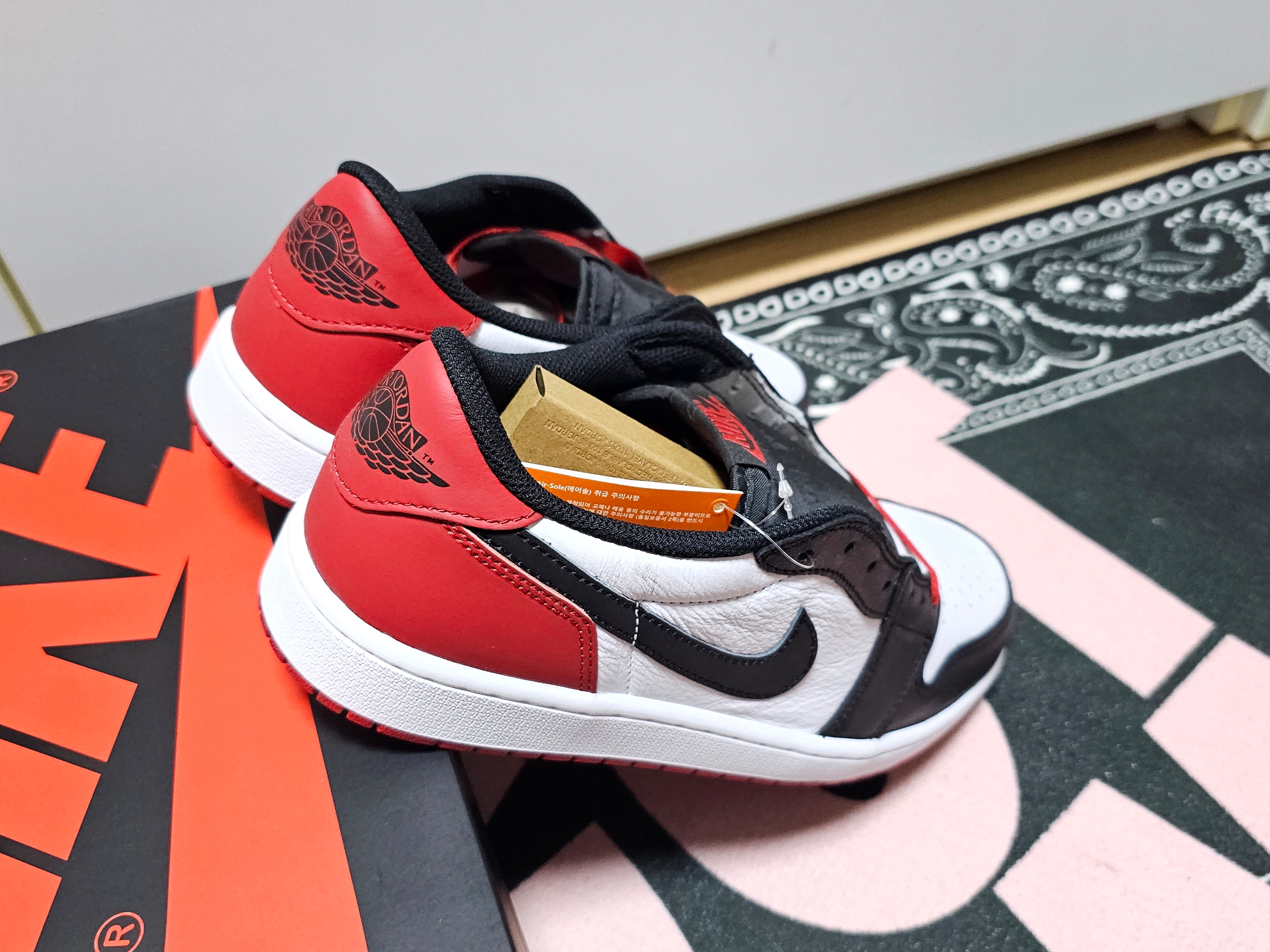 Jordan 1 Retro Low OG Black Toe 착용 스타일 - 2