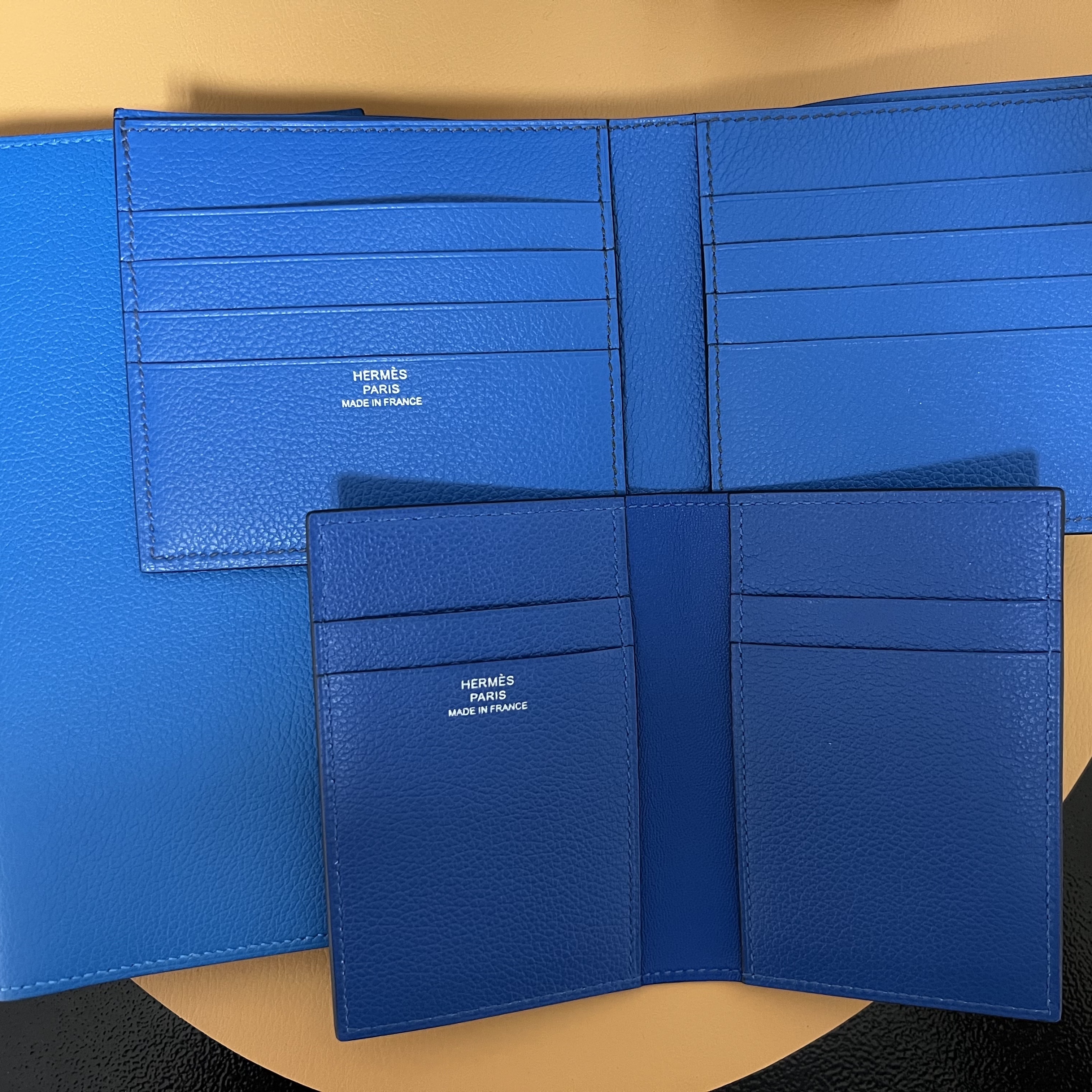 Hermes MC² Euclide Card Holder Evercolor & Bleu de France, Hermes MC² Copernic Jungle Wallet Evercolor & Bleu Nuit Bleu Zellige 착용 스타일 - 3