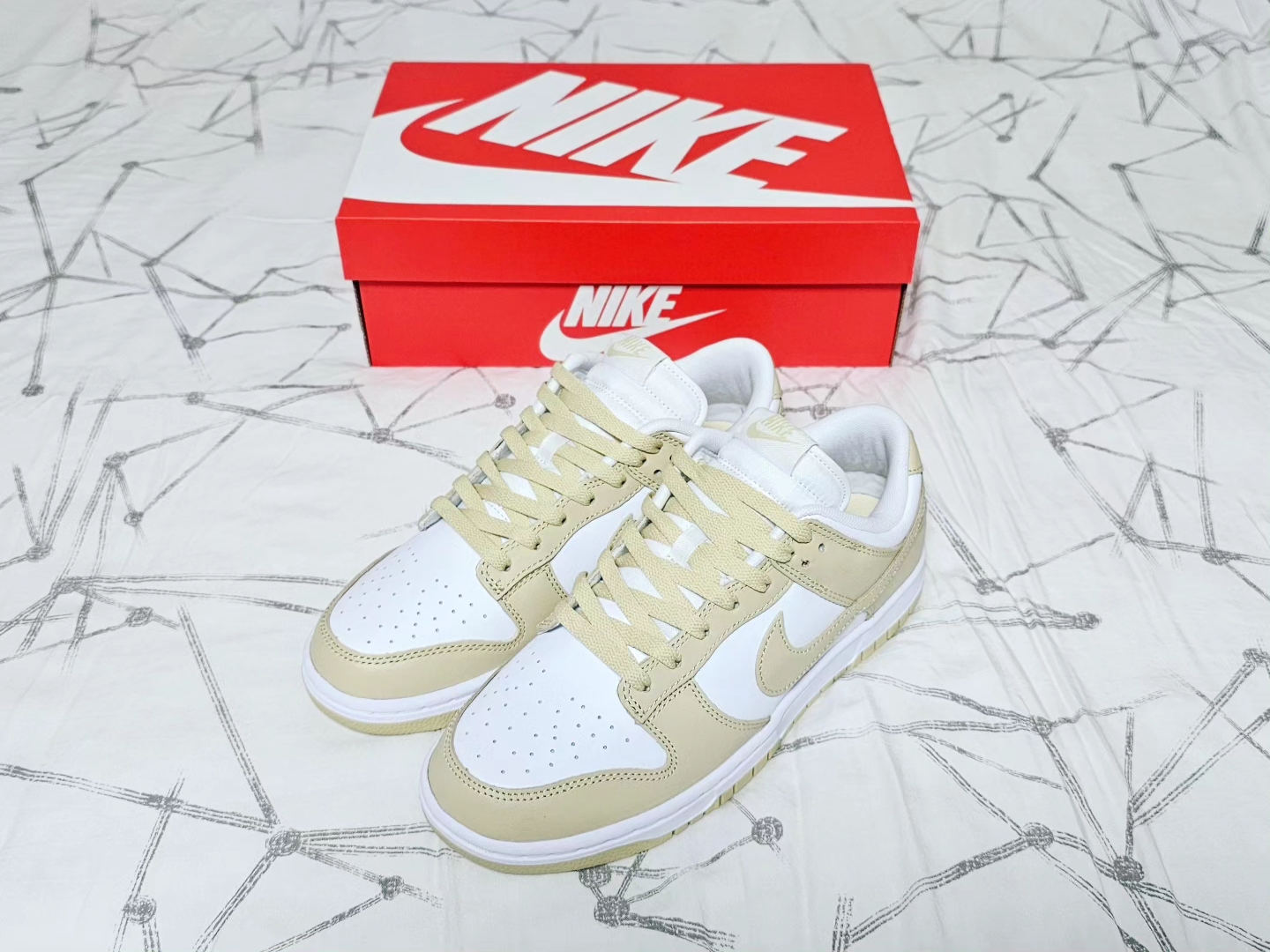 Nike Dunk Low Team Gold and White 착용 스타일 - 1