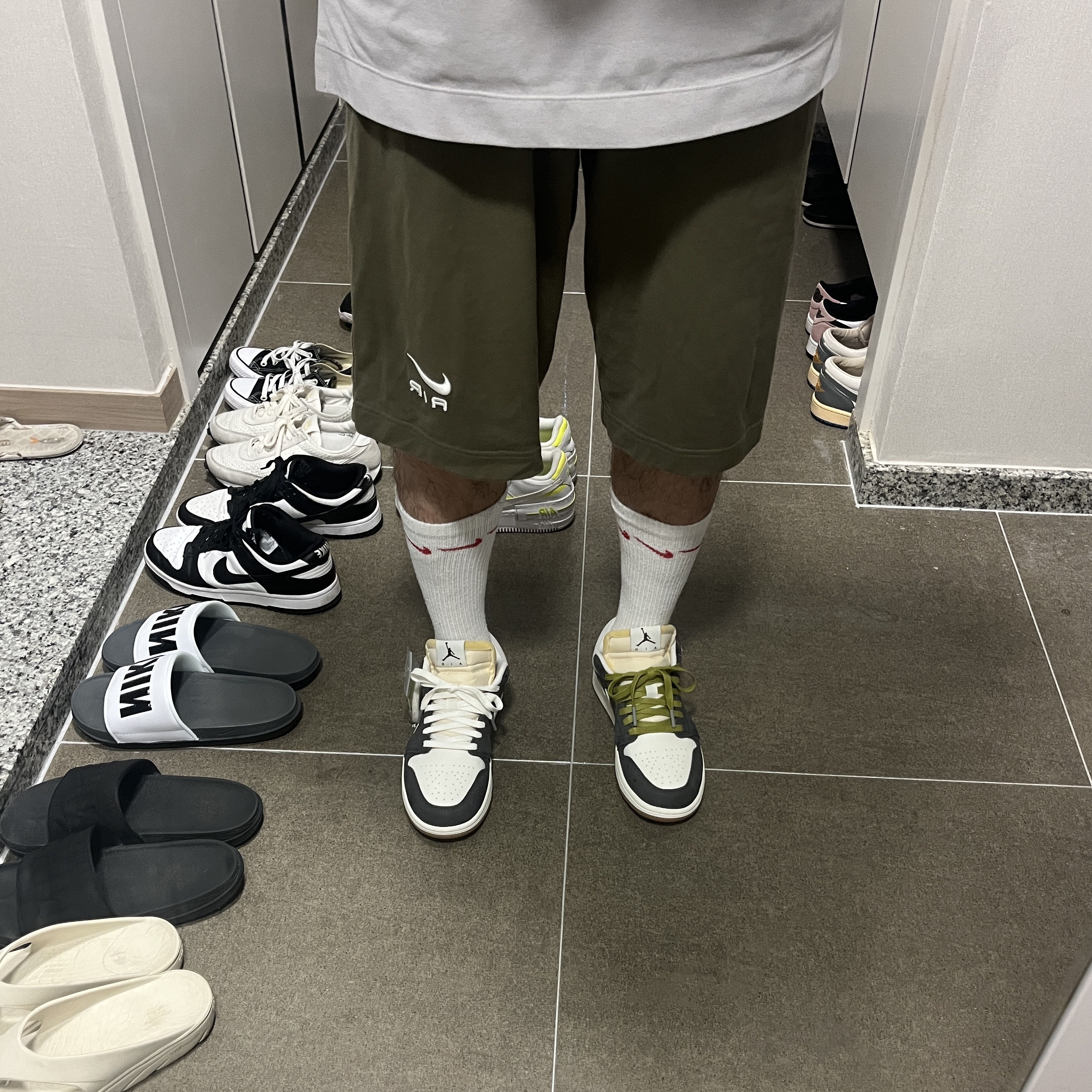 Jordan 1 Low Kkachi, Nike Air Oversized Fleece Shorts Medium Olive - Asia 착용 스타일 - 1
