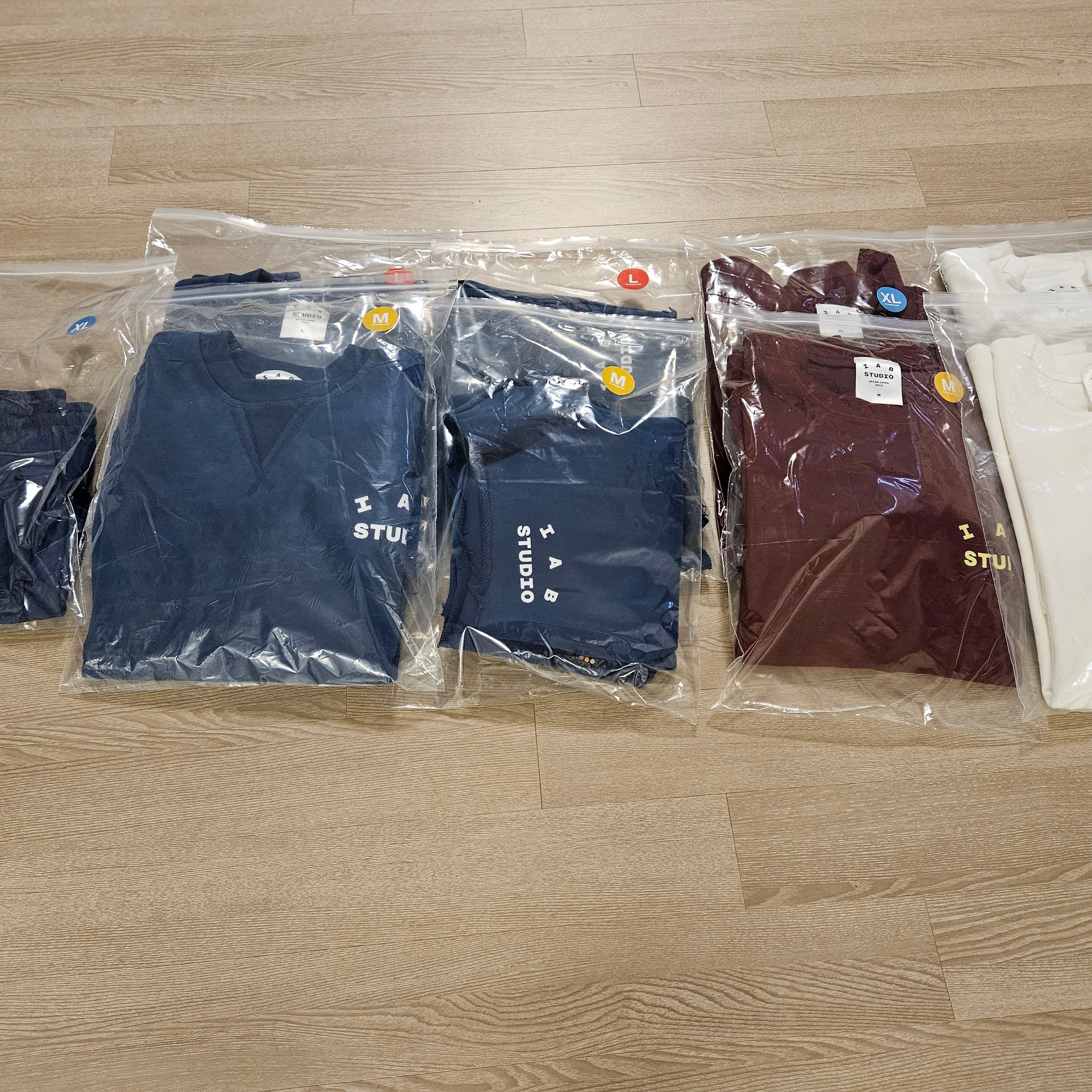 IAB Studio T-Shirt White - The Hyundai Seoul Exclusive, IAB Studio Woven Shorts Navy - The Hyundai Seoul Exclusive 착용 스타일 - 2