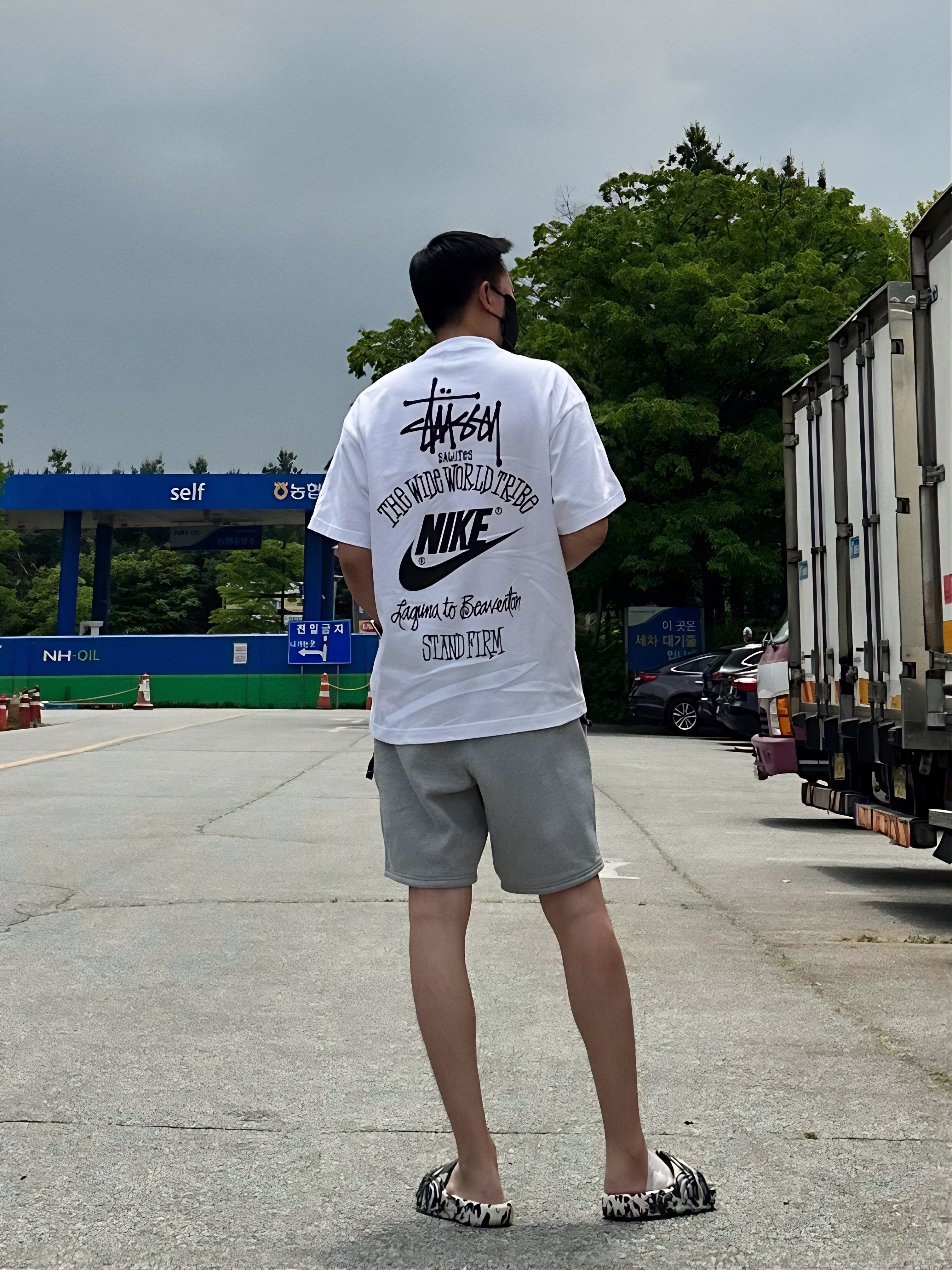 Nike x Stussy T-Shirt White (DV1774-100), Adidas Adilette 22 Carbon Aluminium 착용 스타일