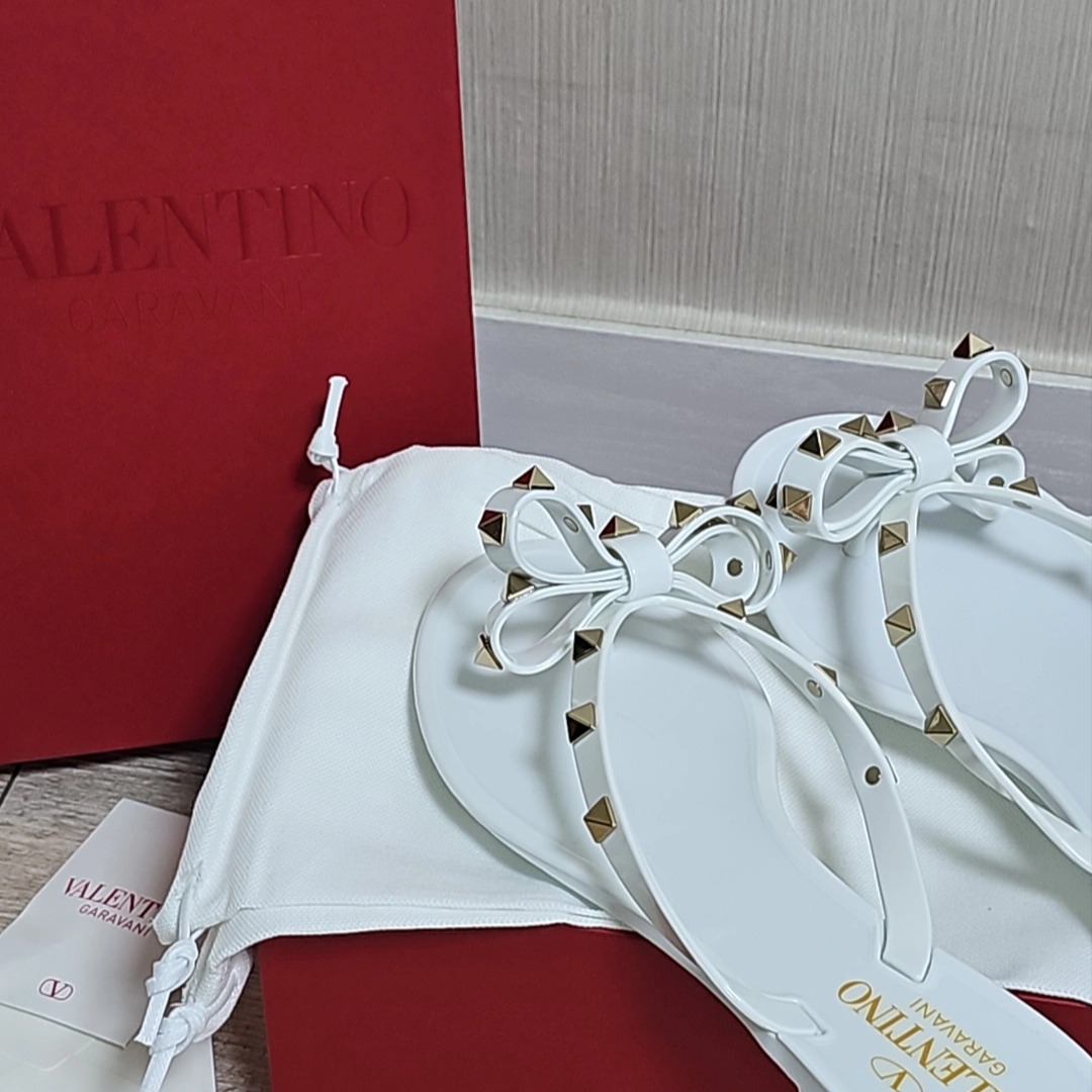 (W) Valentino Rubber Rockstud Thong White 착용 스타일