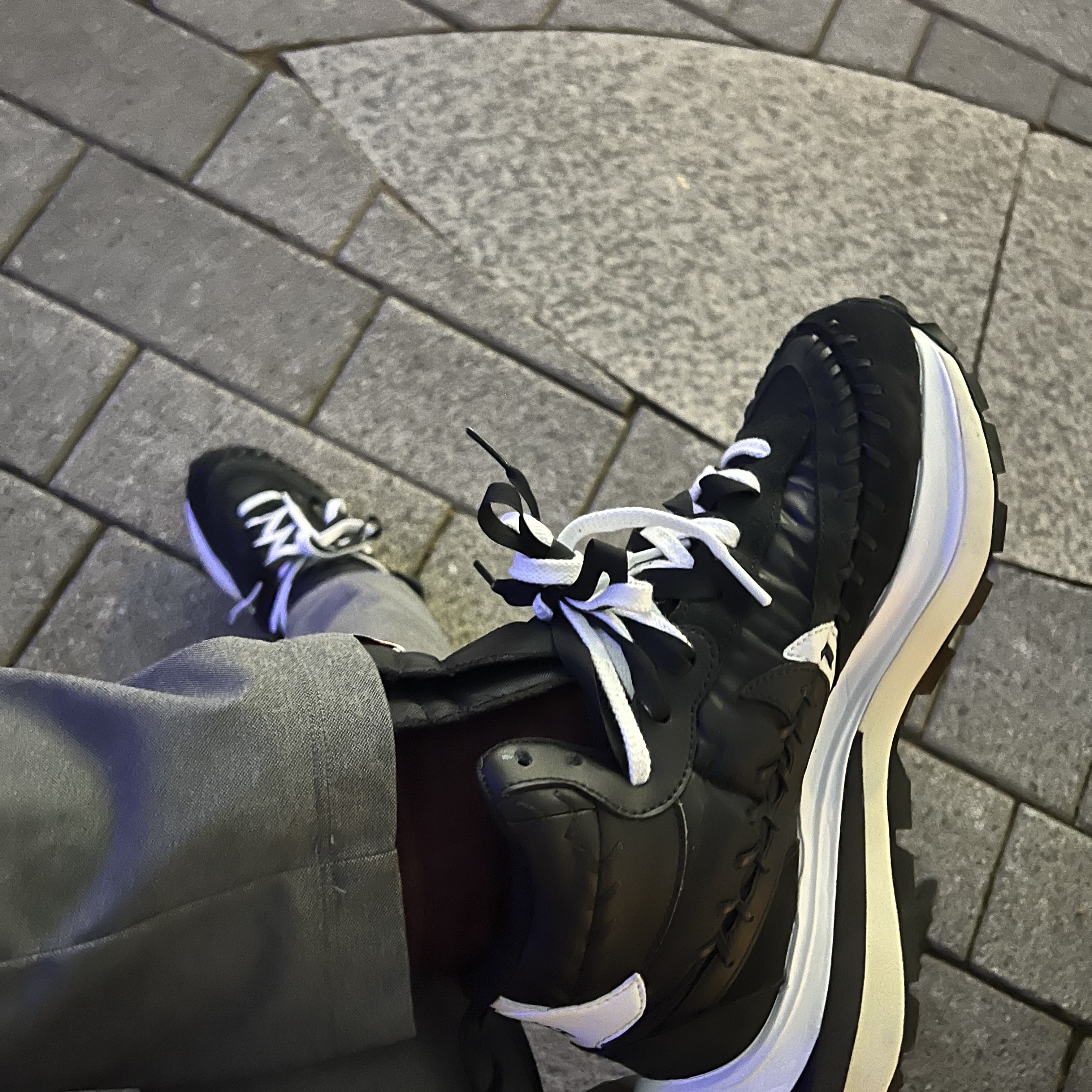 Nike x Sacai x Jean Paul Gaultier VaporWaffle Black White 착용 스타일 - 1