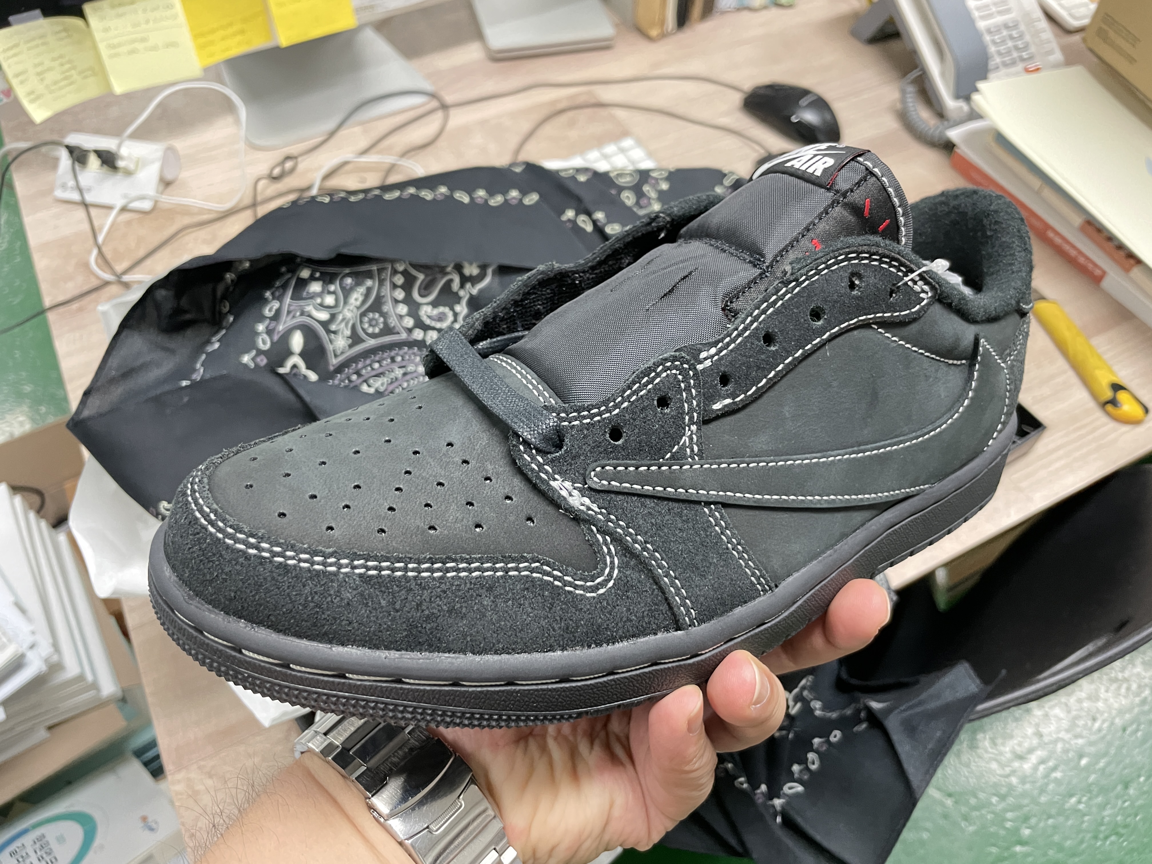 Jordan 1 x Travis Scott Retro Low OG SP Black Phantom 착용 스타일 - 1