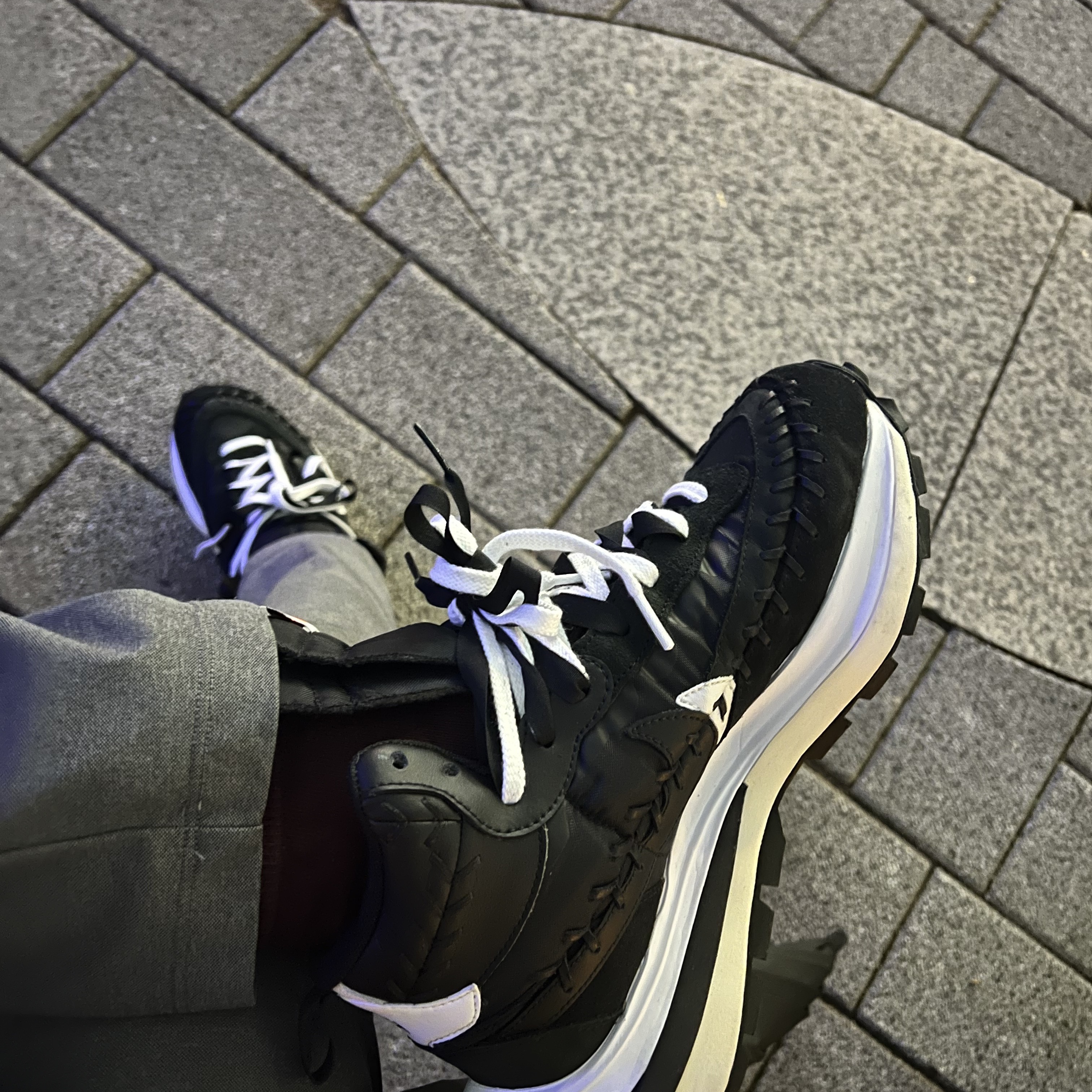 Nike x Sacai x Jean Paul Gaultier VaporWaffle Black White 착용 스타일 - 2