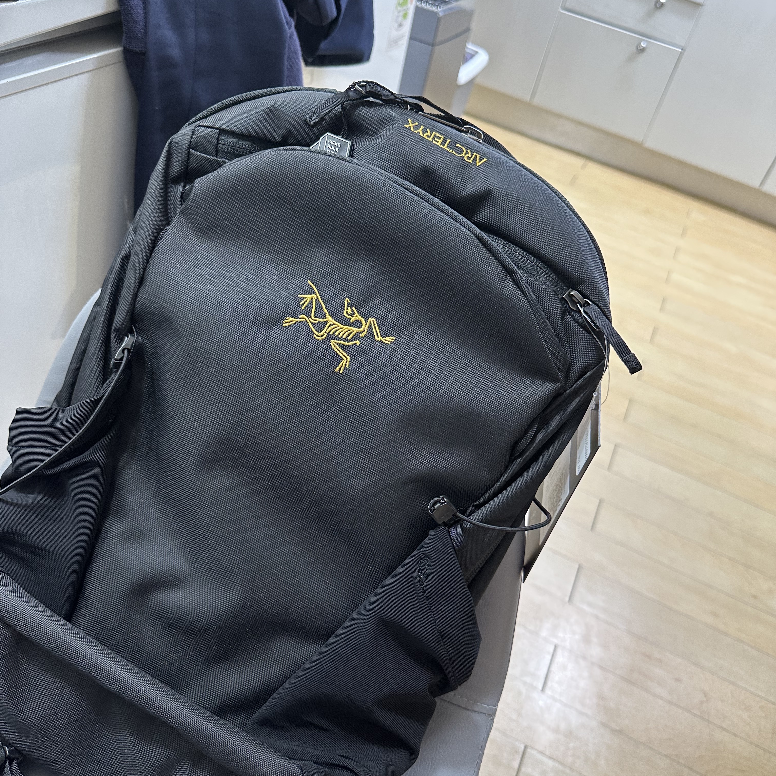 Arc'teryx Mantis 16 Backpack Black 착용 스타일