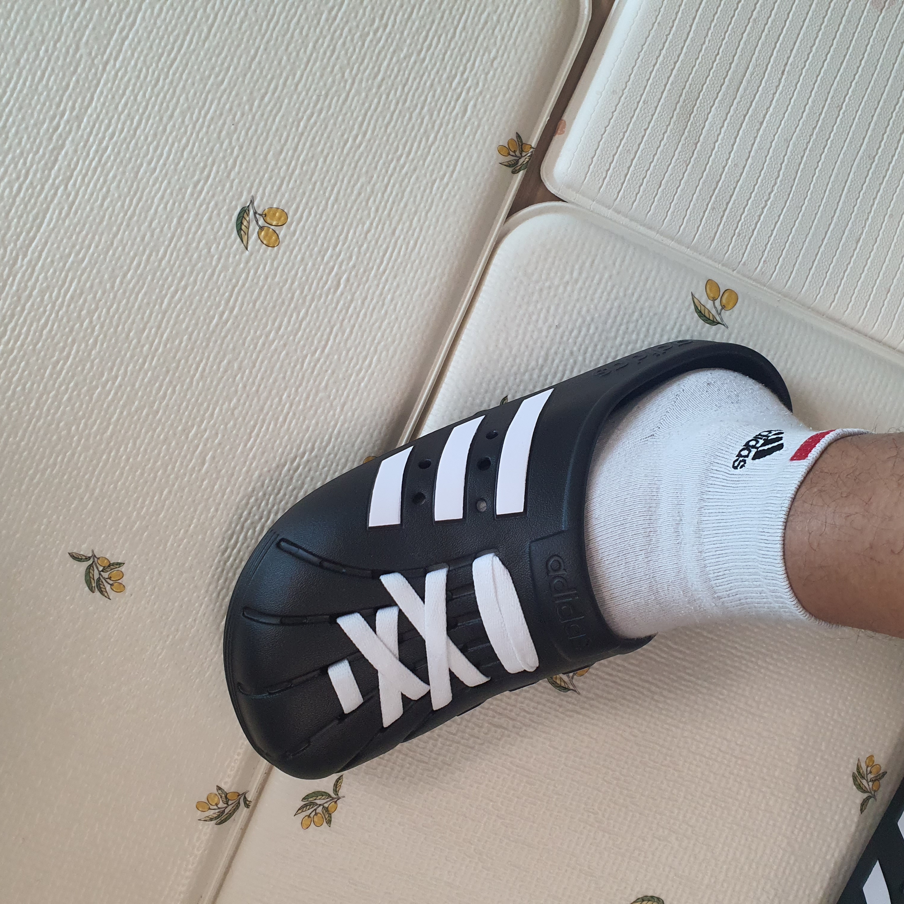 Adidas Adilette Clog Black White 착용 스타일 - 1