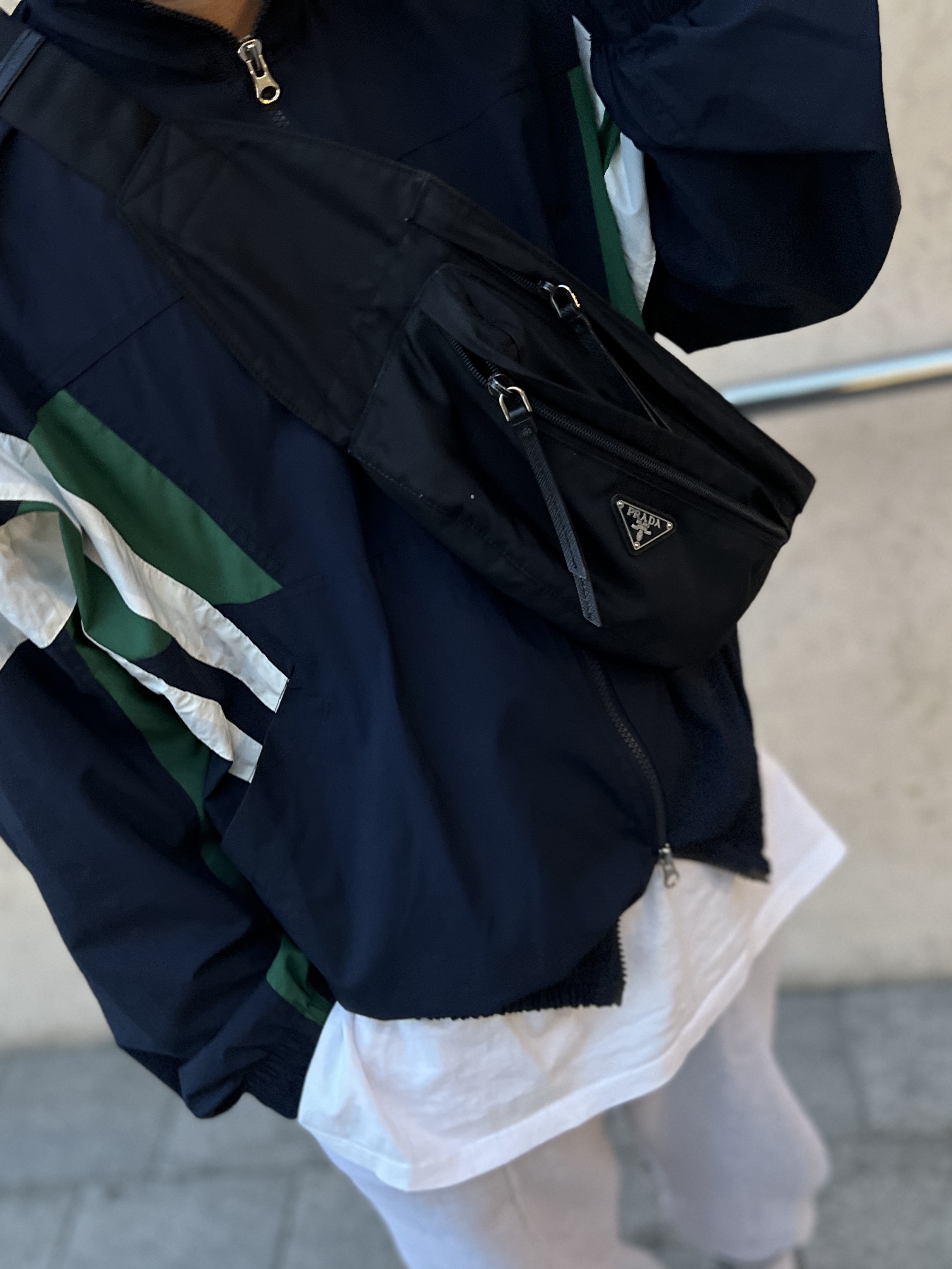 Prada Re-Nylon Bucket Hat Black, Prada Re-Nylon Belt Bag Black 착용 스타일 - 2