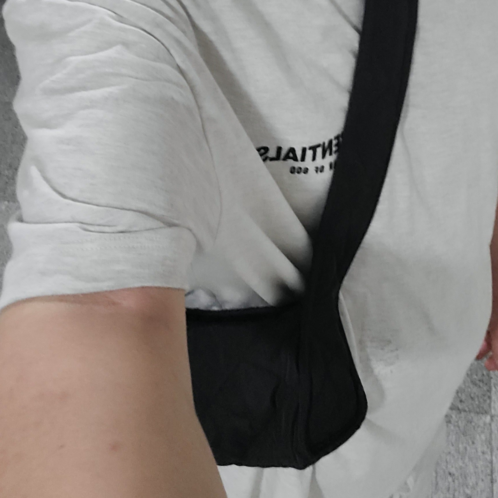 COS Diamond Quilted Mini Crossbody Bag Black, Essentials The Core Collection T-Shirt Light Oatmeal 착용 스타일 - 2