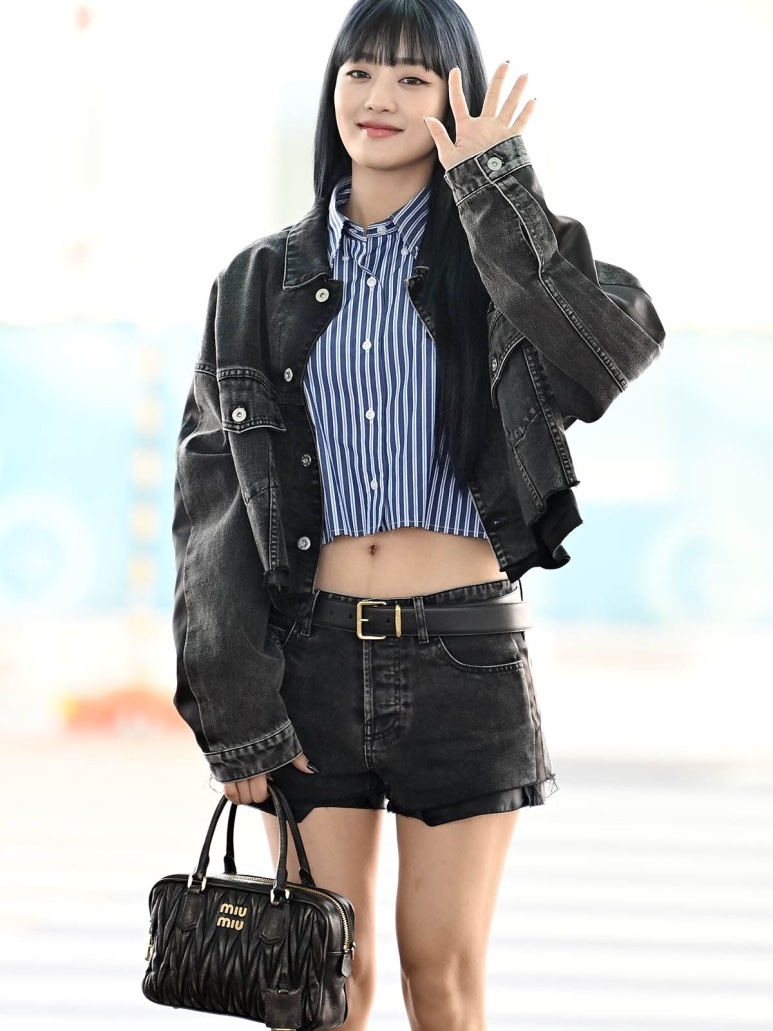 Miu Miu Matelasse Nappa Leather Top Handle Bag Black 착용 스타일