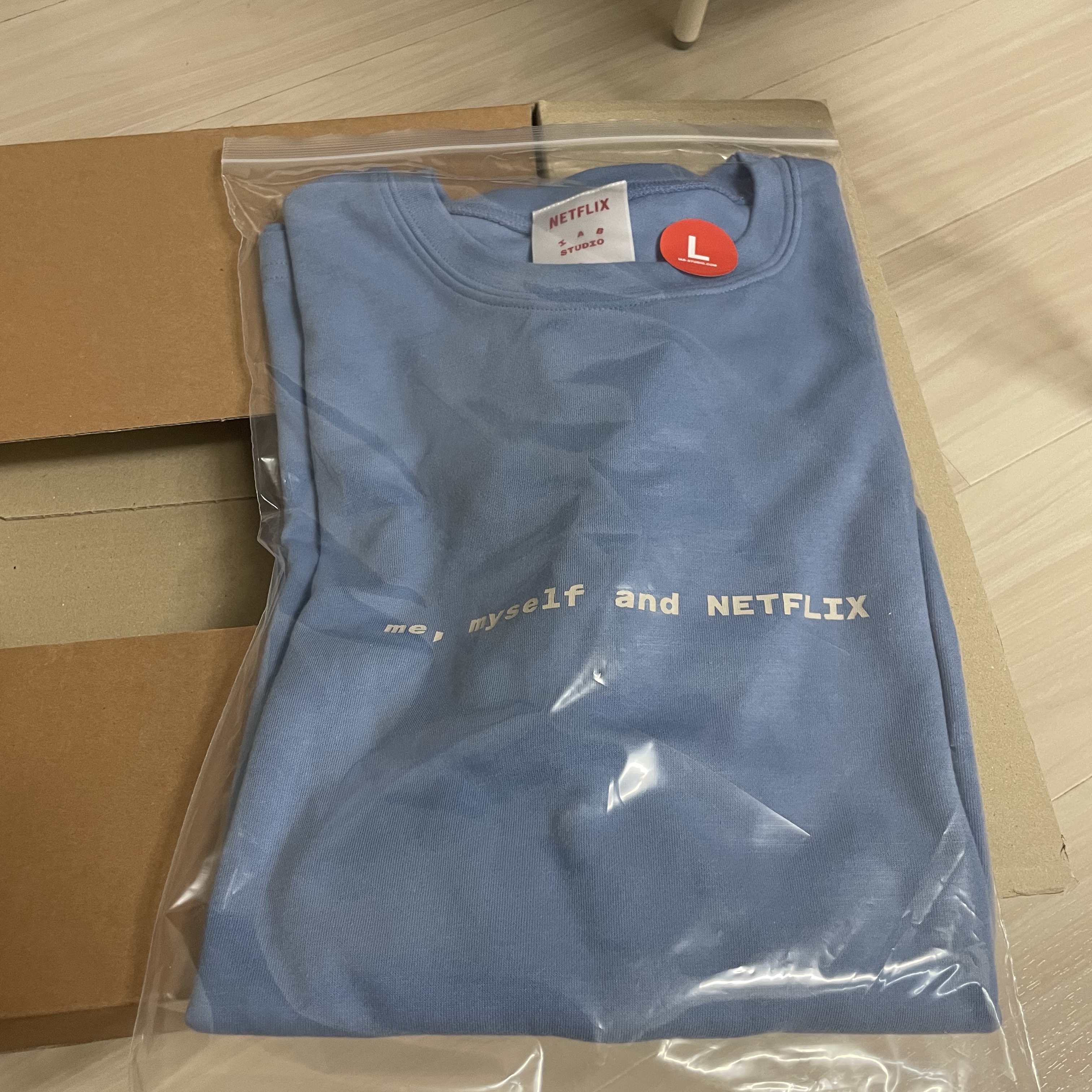 IAB Studio x Netflix SS T-Shirt Blue 착용 스타일