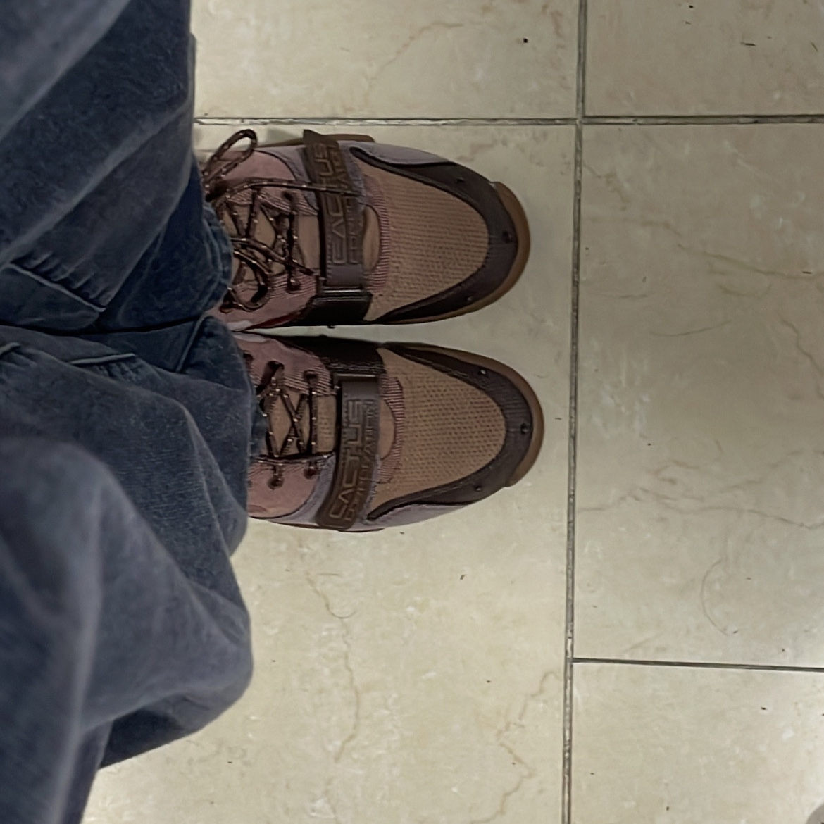 Nike x Travis Scott Air Trainer 1 Archaeo Brown and Rust Pink 착용 스타일 - 4