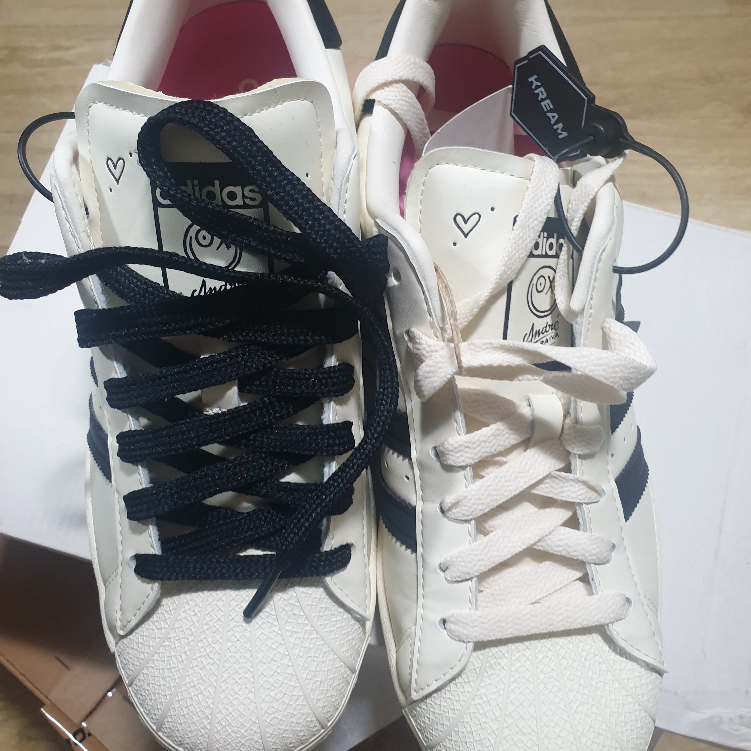 Adidas x Andre Saraiva Superstar Cream White Core Black 착용 스타일 - 2
