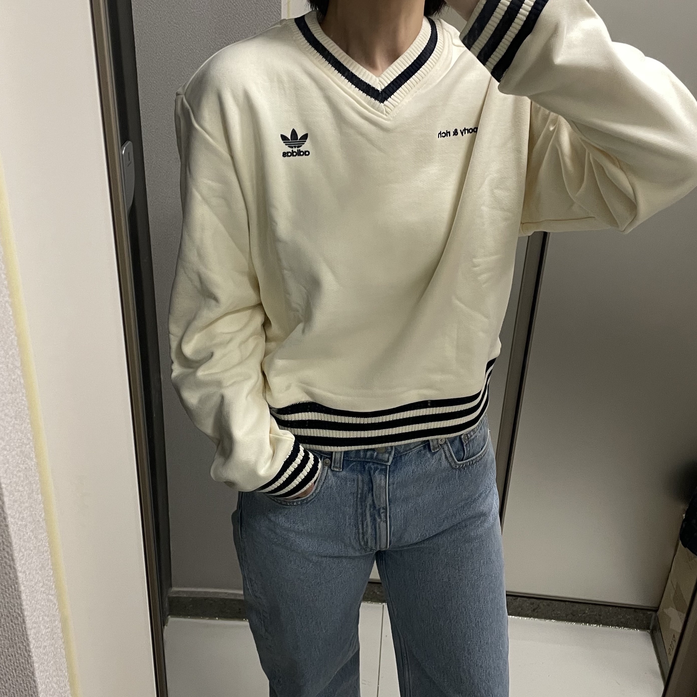 (W) Adidas x Sporty & Rich V-Neck Crew Sweatshirt Cream White - US Sizing, (W) Adidas x Sporty & Rich V-Neck Crew Sweatshirt Cream White - KR Sizing 착용 스타일 - 1