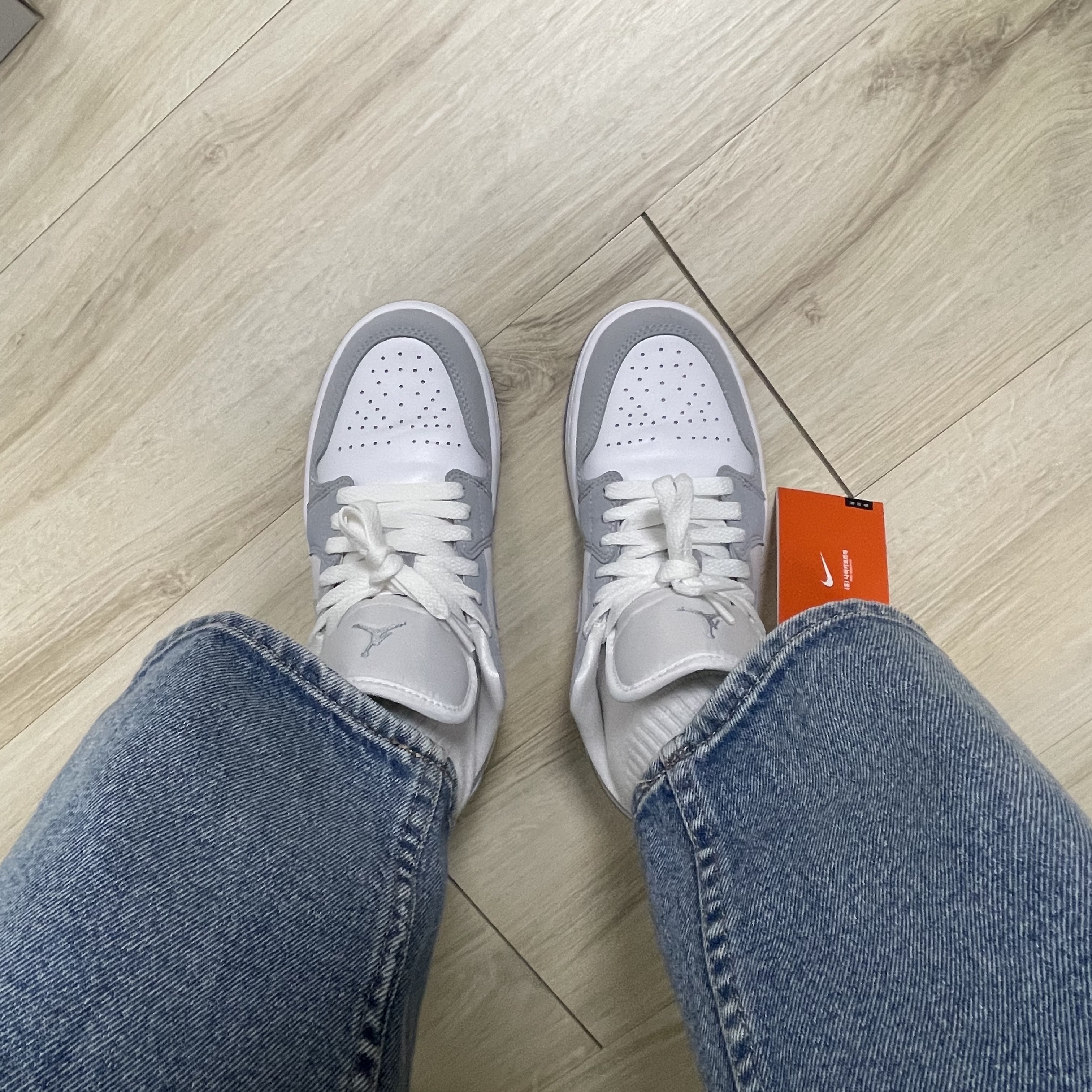 (W) Jordan 1 Low White Wolf Grey 착용 스타일 - 1