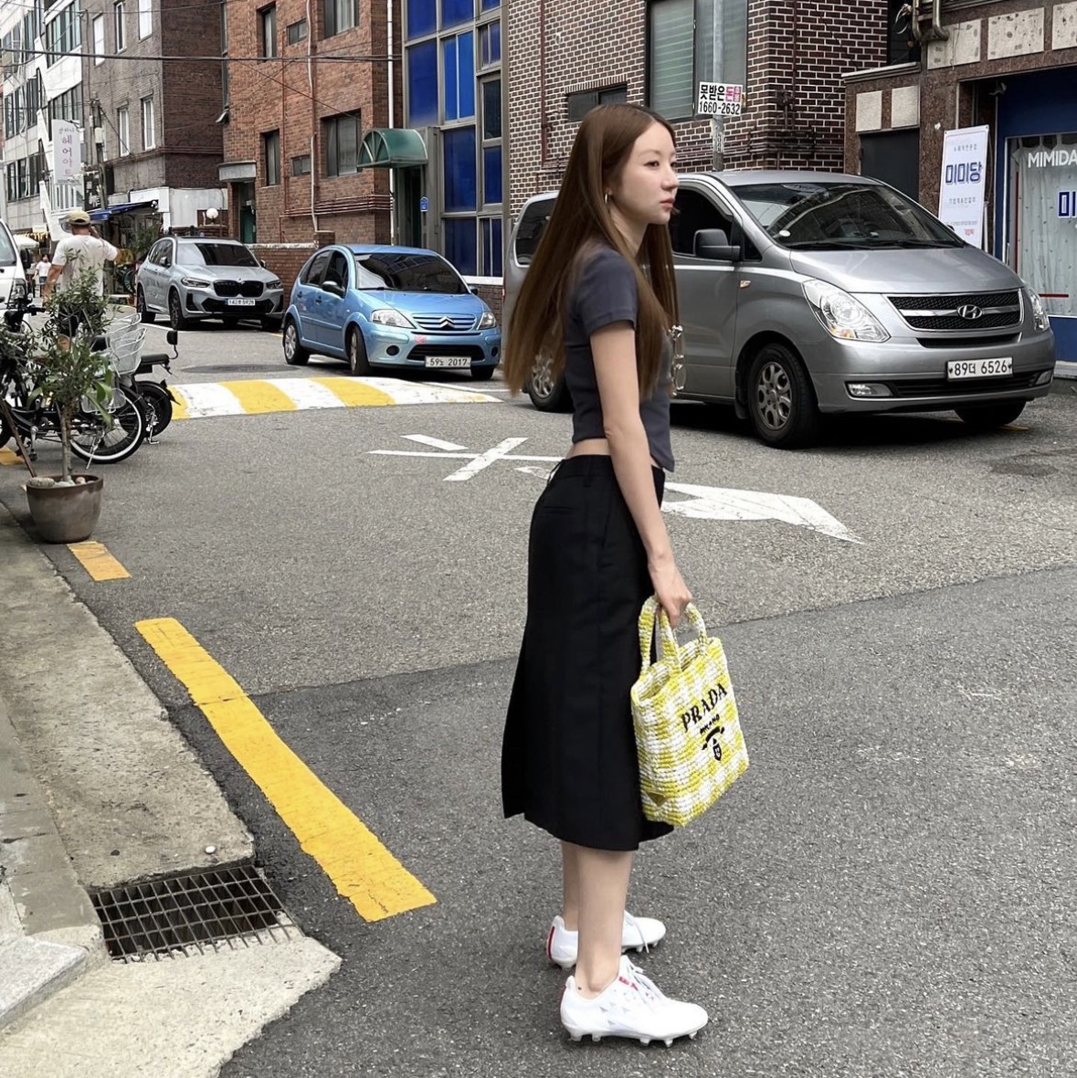 Prada Small Crochet Tote Bag Citron Yellow 착용 스타일 - 2