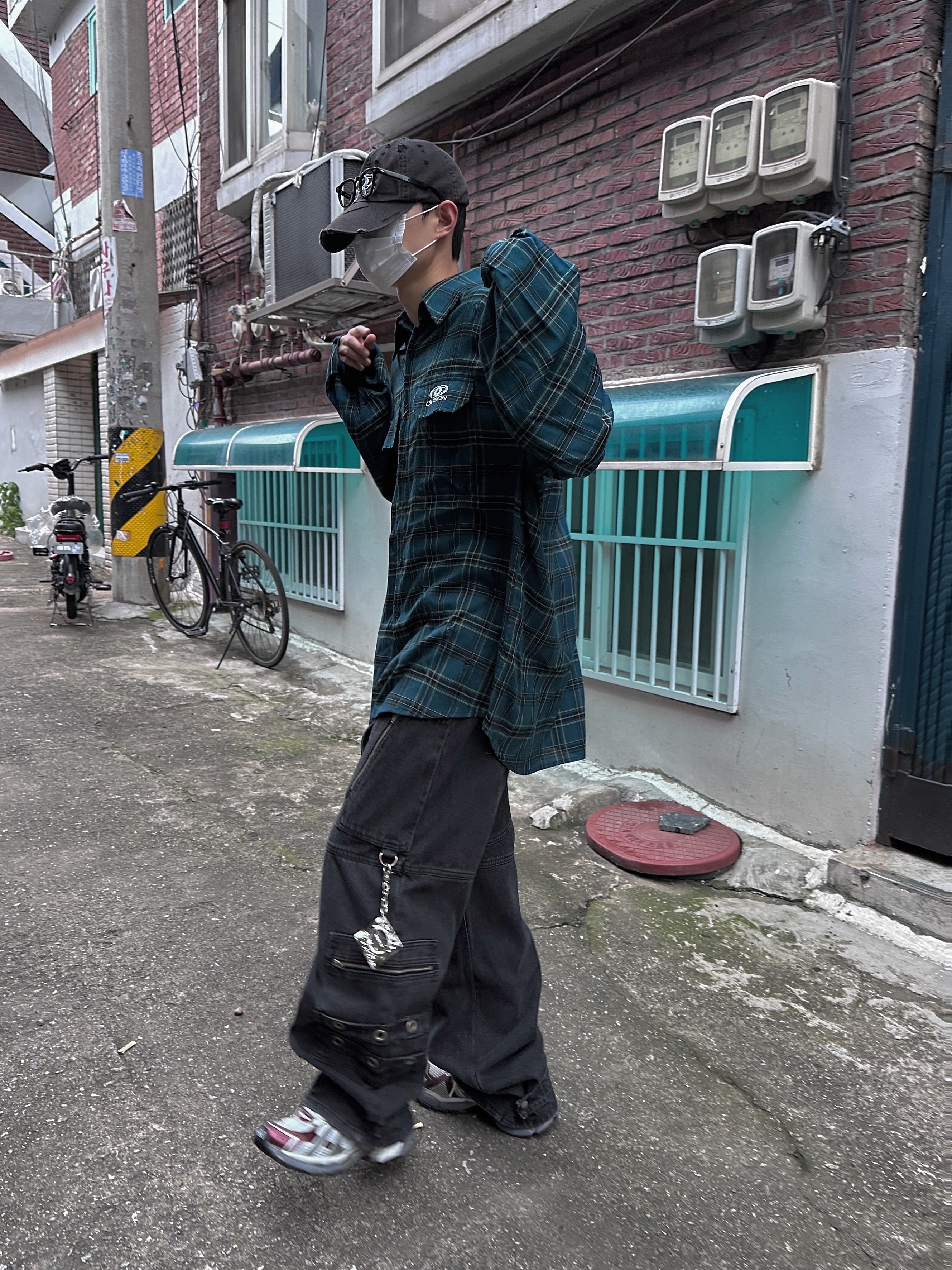 Civision by CSC Vison Destroyed Cap Washed Black, Project G/R Flight Denim Pants Black 착용 스타일 - 2