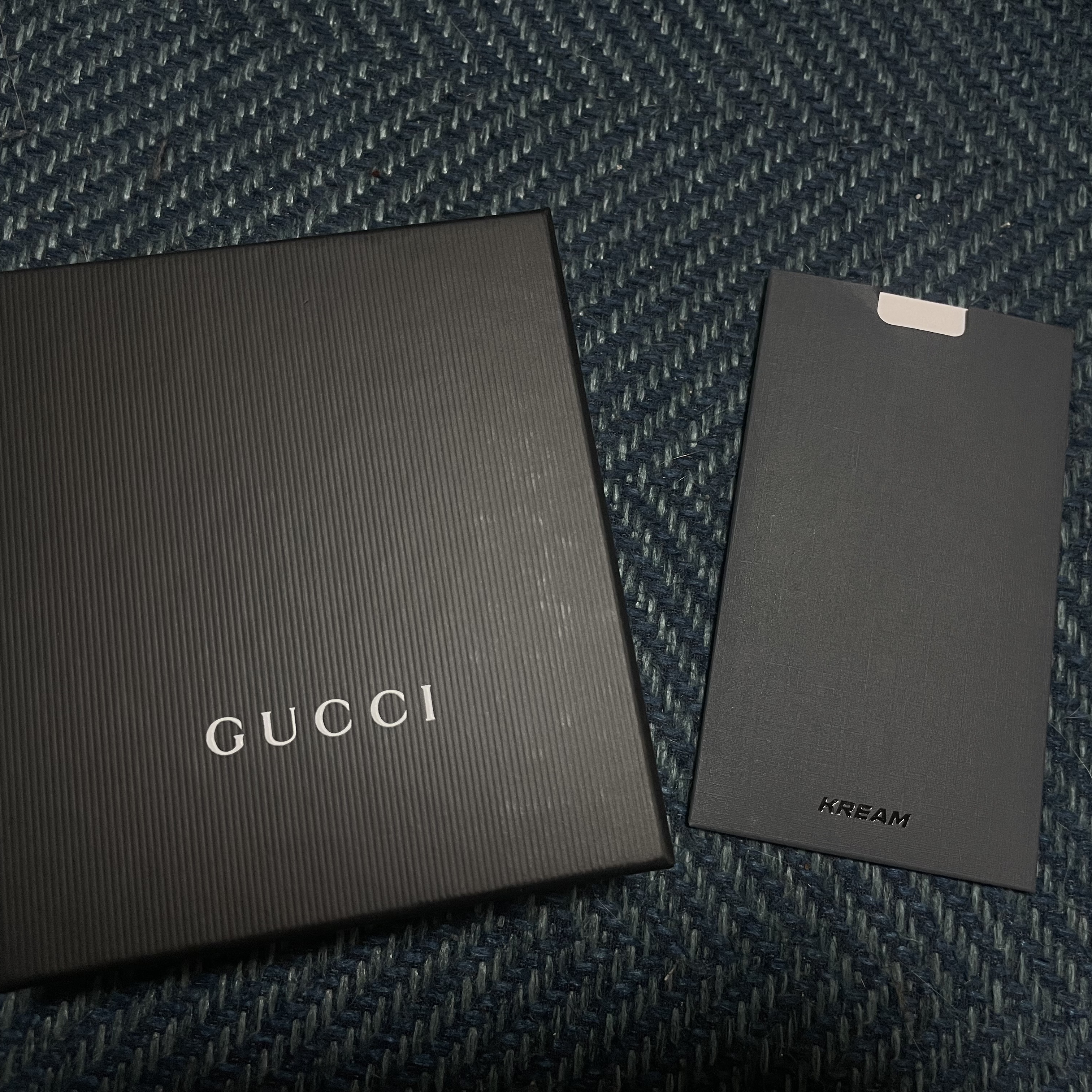 Gucci Micro GG Ssima Bi-Fold Wallet Black 착용 스타일 - 1