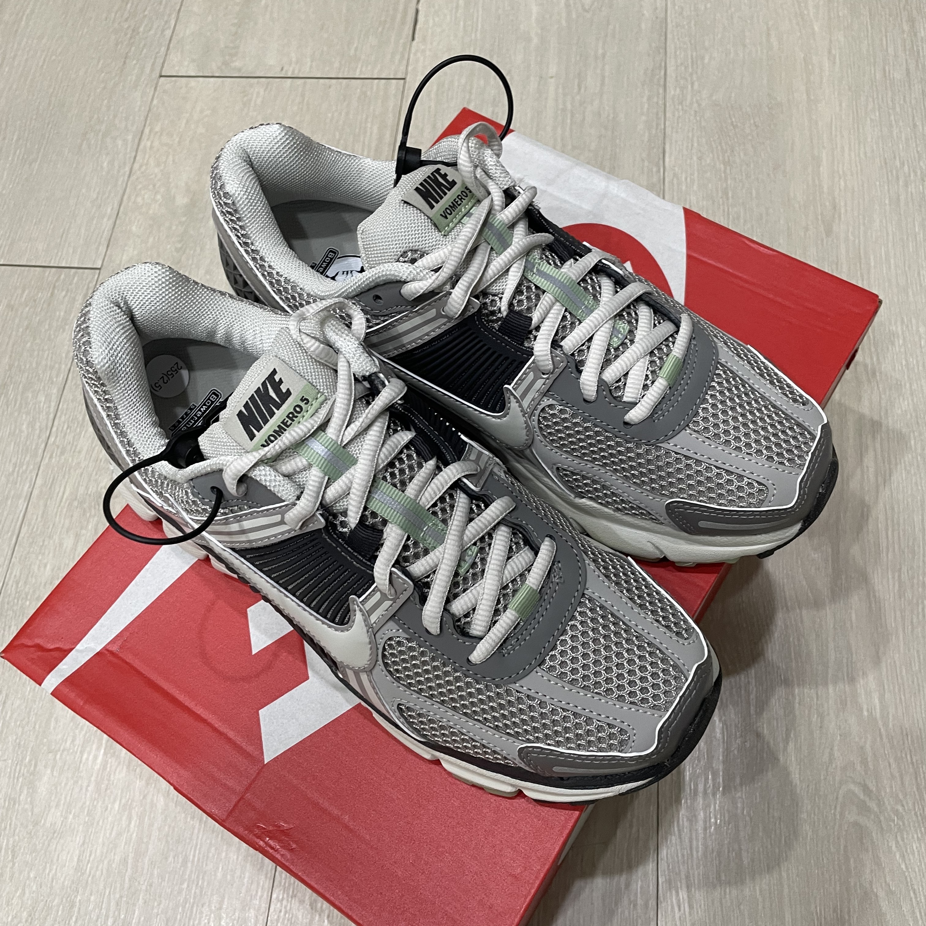 (W) Nike Zoom Vomero 5 Cobblestone and Flat Pewter 착용 스타일 - 2
