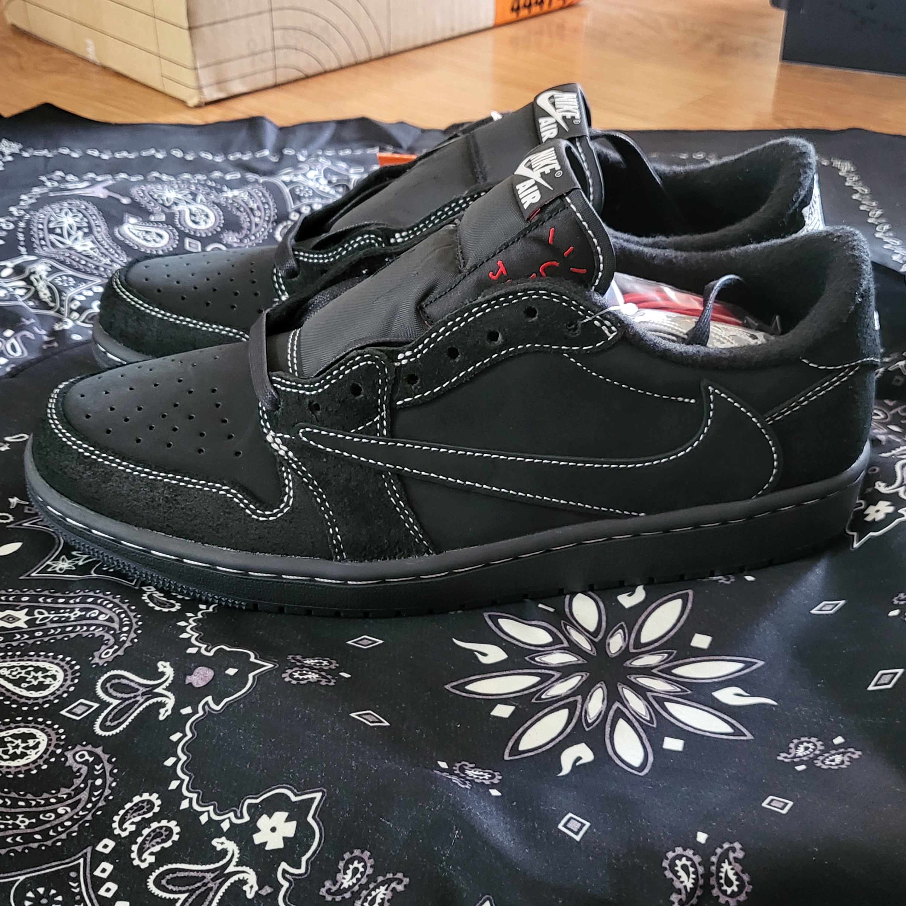 Jordan 1 x Travis Scott Retro Low OG SP Black Phantom 착용 스타일 - 1