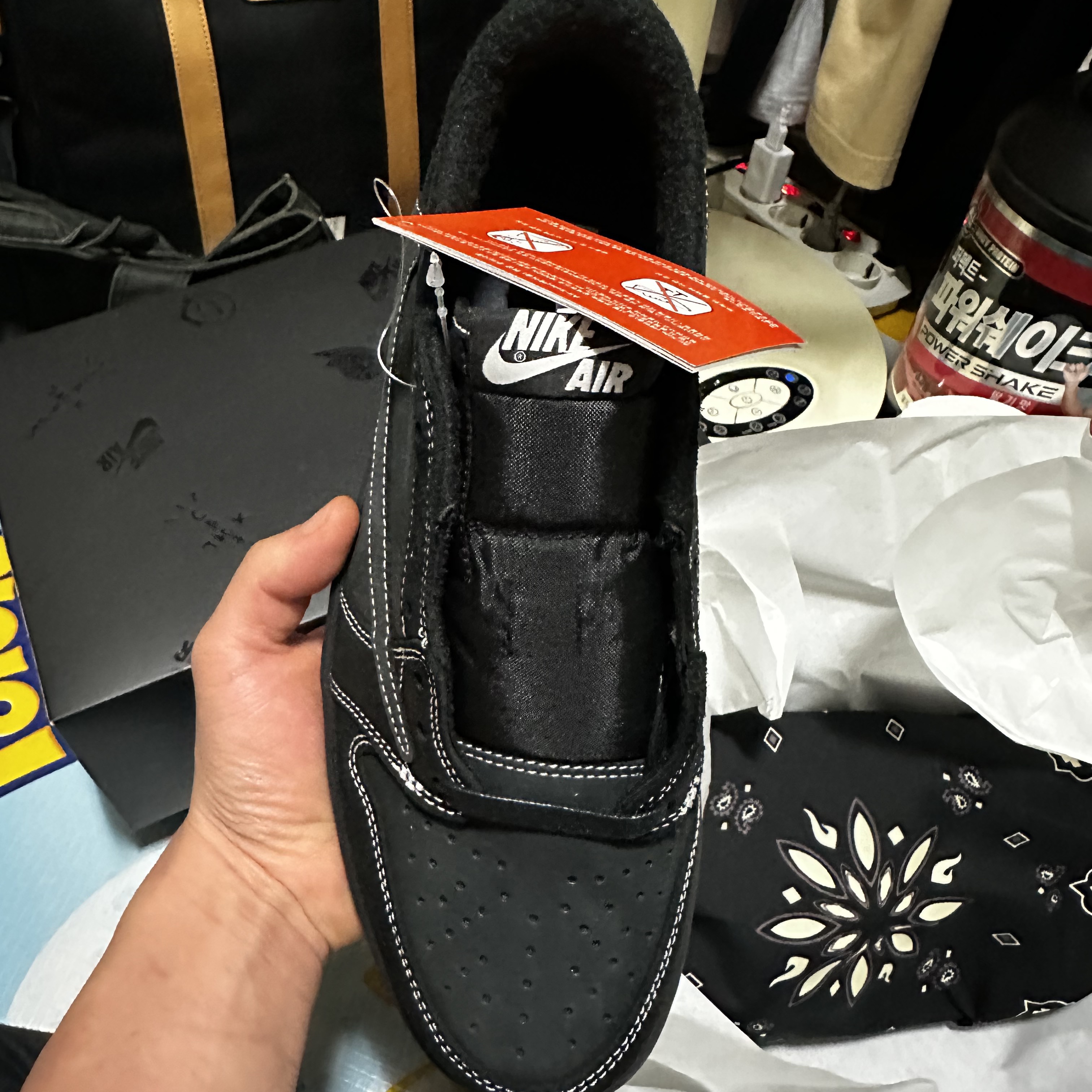 Jordan 1 x Travis Scott Retro Low OG SP Black Phantom 착용 스타일 - 3