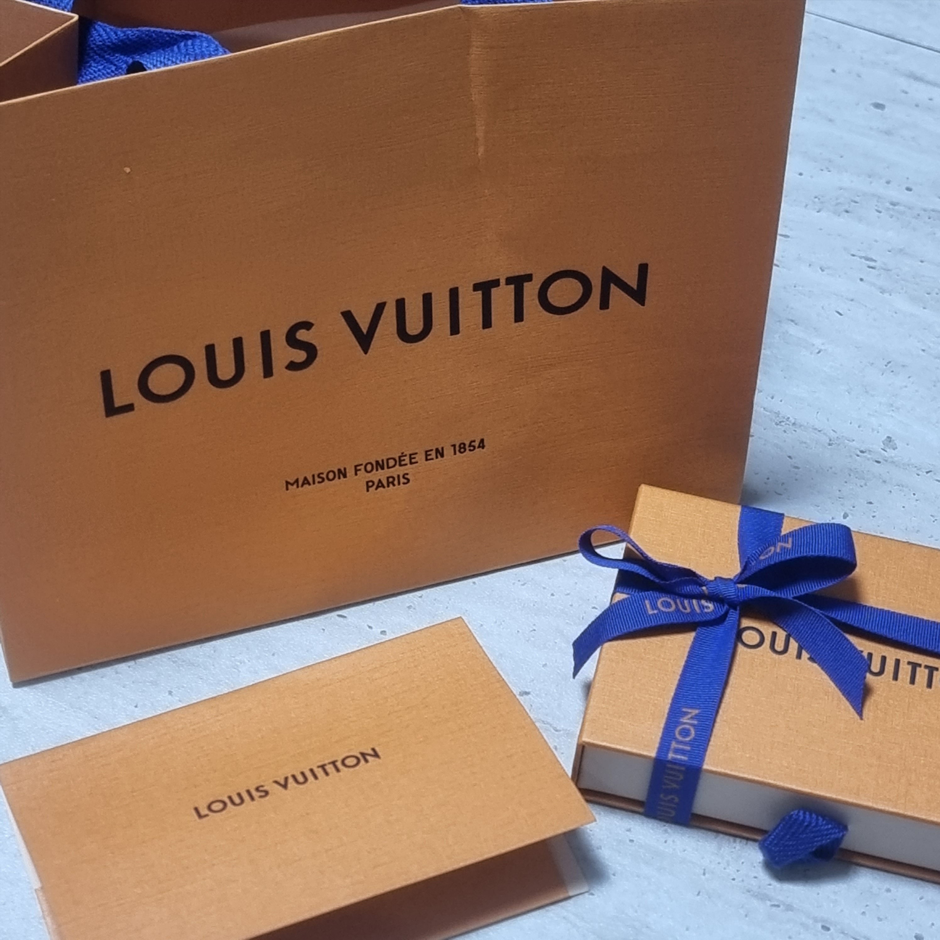 (W) Louis Vuitton Tribute Bracelet Brown 착용 스타일