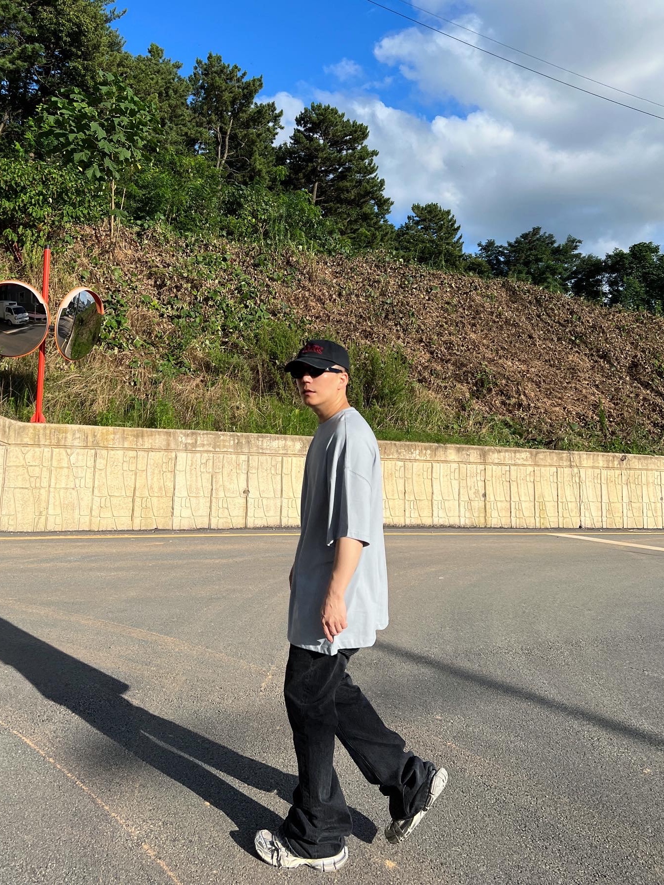Balenciaga 3XL Sneakers Light Beige, (W) Celine Triomphe 01 Sunglasses in Acetate Black 착용 스타일 - 1