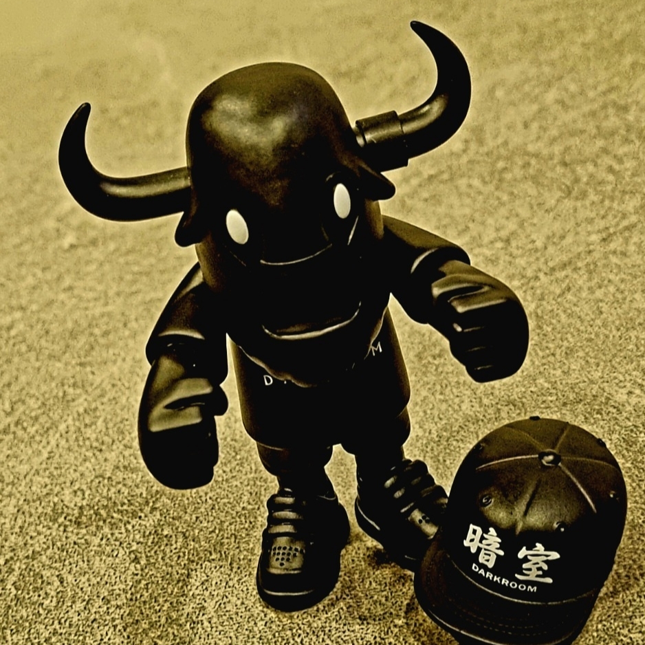 Darkr8m Studio x New Era FFALO Figure Black 착용 스타일 - 4